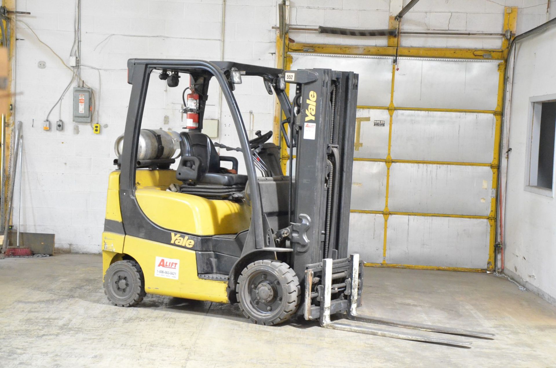 YALE (2014) GLC050VXNVSE083 4,800 LB. CAPACITY LPG FORKLIFT WITH 189" MAX. LIFT HEIGHT, 3-STAGE - Image 5 of 8