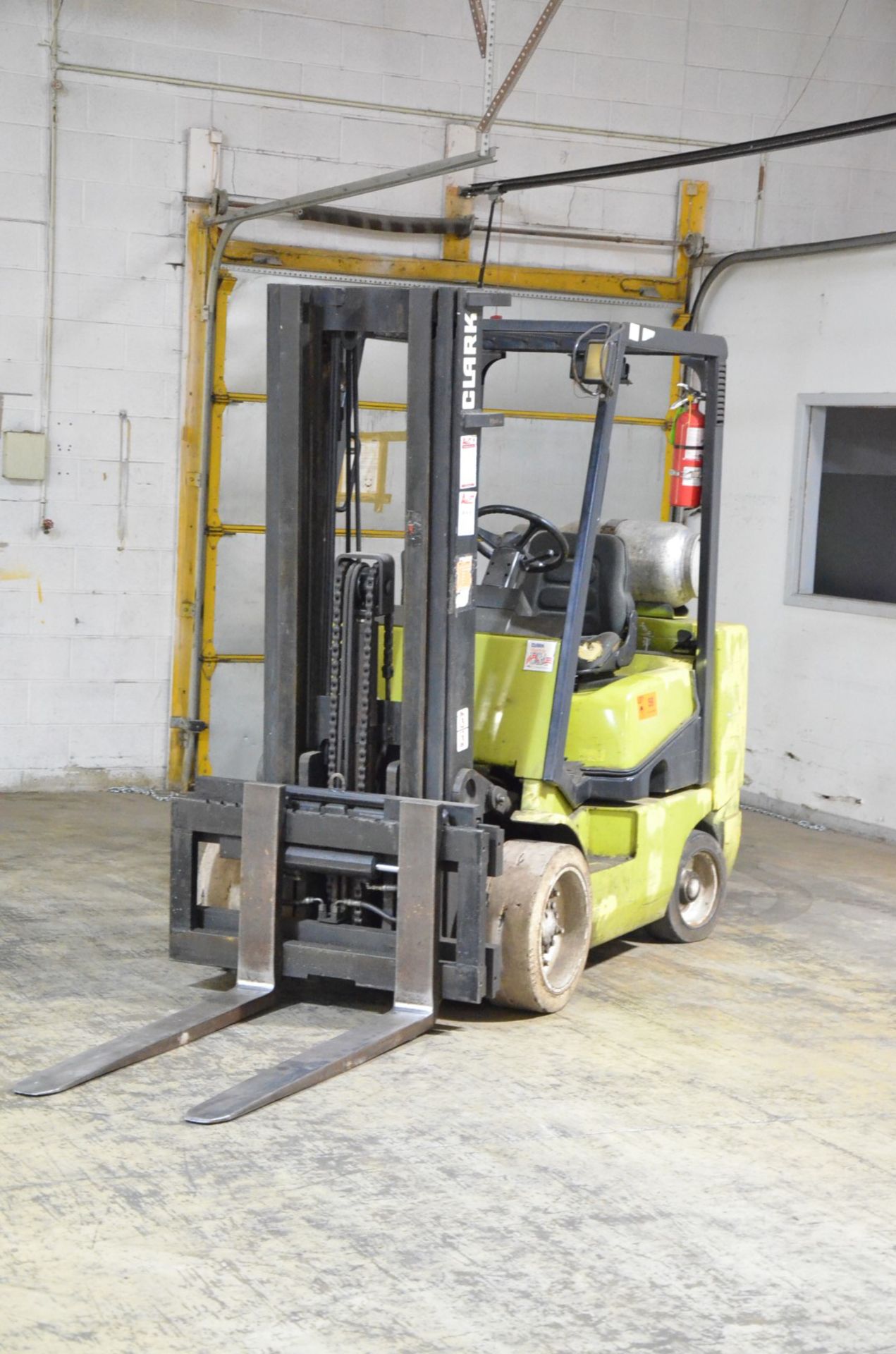 CLARK CGC32 5,900 LB. CAPACITY LPG FORKLIFT WITH 189" MAX. LIFT HEIGHT, 2-STAGE MAST, SIDE SHIFT, - Image 2 of 7