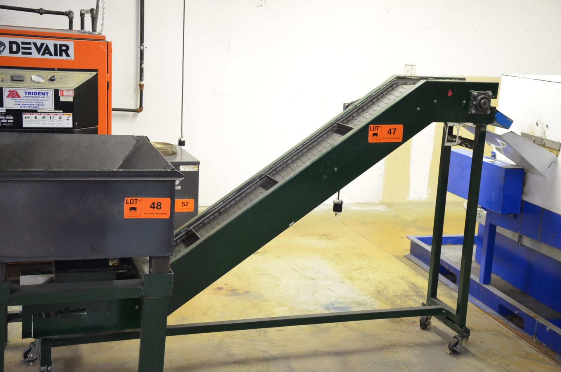 MFG. UNKNOWN 105"X10" POWERED INCLINE CLEAT CONVEYOR WITH MCU JSCC DIGITAL CONTROL, S/N: N/A - Image 2 of 5