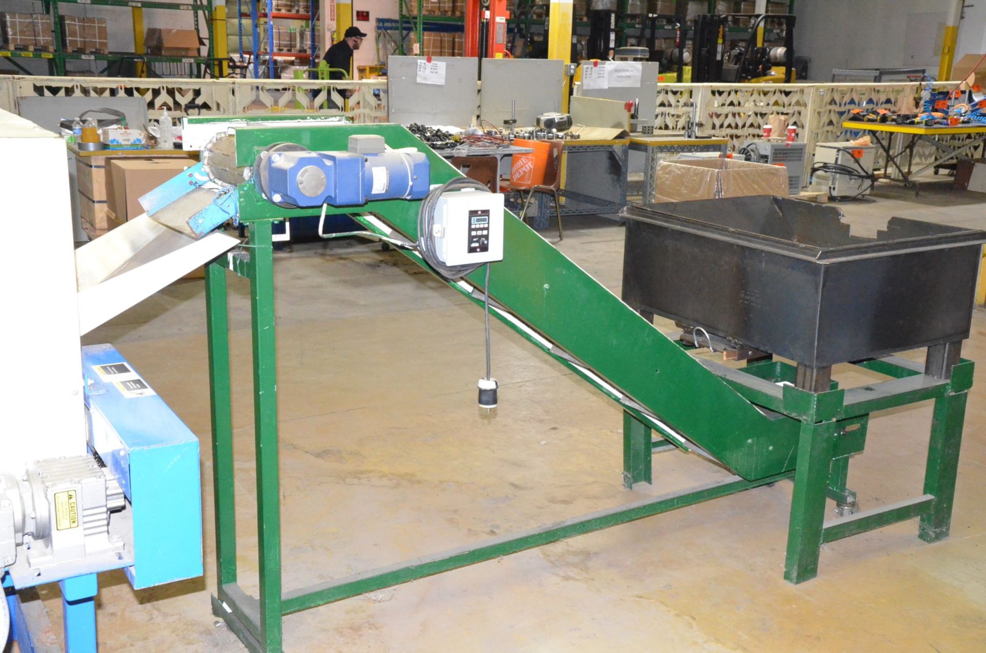 MFG. UNKNOWN 105"X10" POWERED INCLINE CLEAT CONVEYOR WITH MCU JSCC DIGITAL CONTROL, S/N: N/A - Image 3 of 5