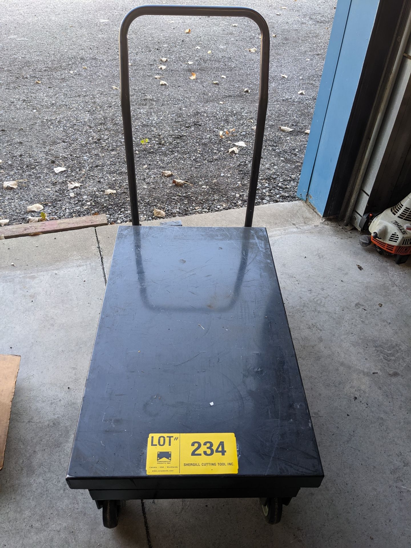 LOT/ HYDRAULIC LIFT CART WITH DOLLIES