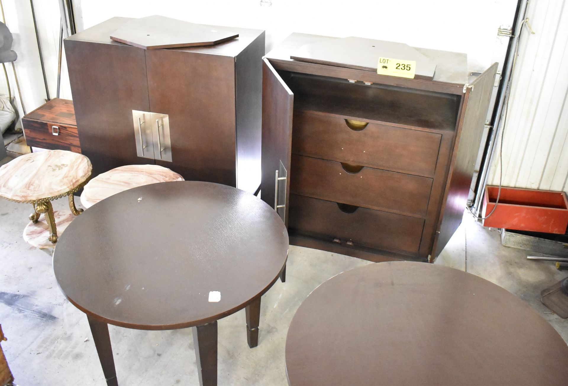 LOT/ FURNITURE CONSISTING OF (2) TABLES, (2) HUTCHES AND (2) SIDE TABLES