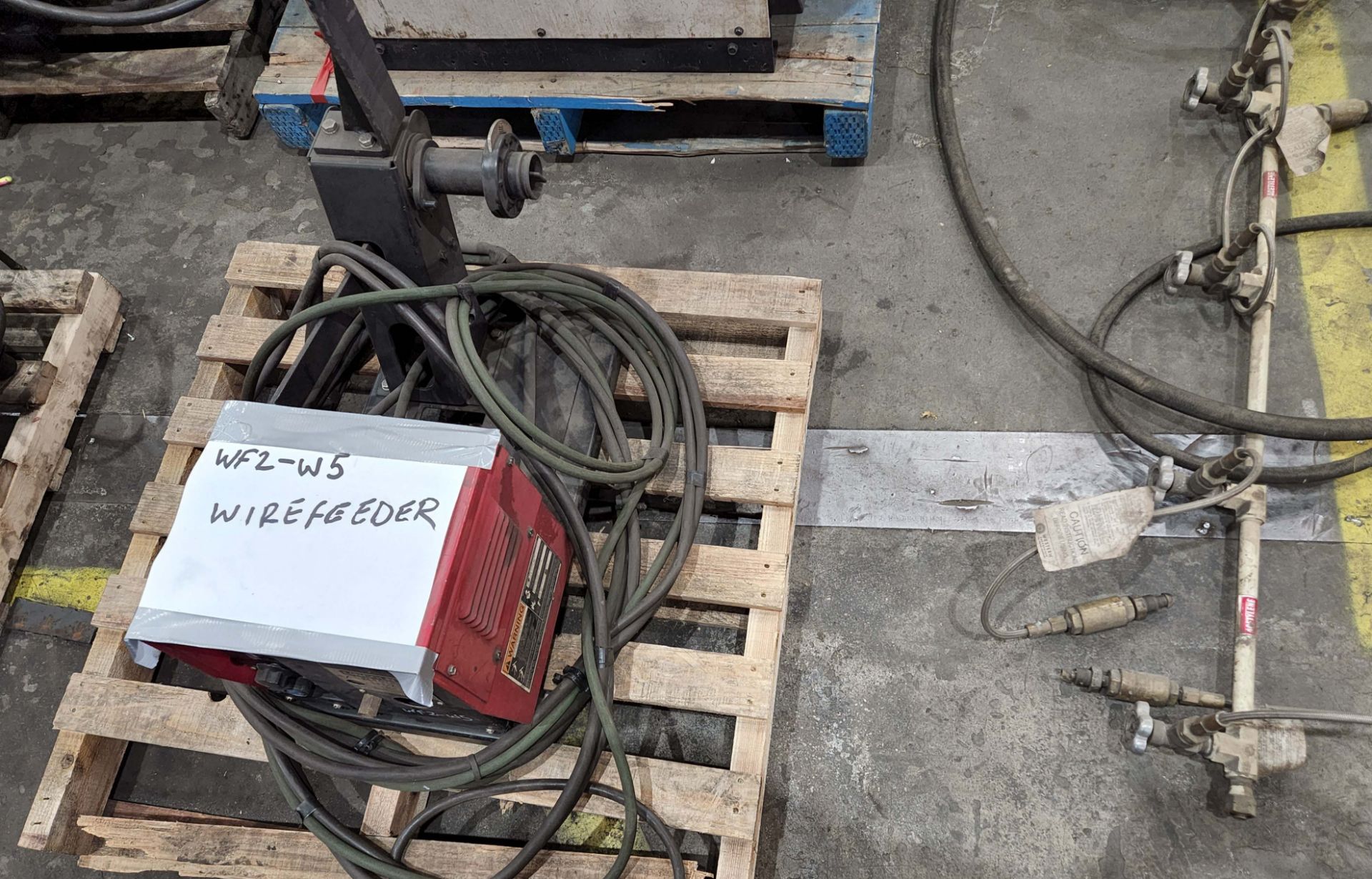 HOBART CYBERWELD 302 DIGITAL MIG WELDER WITH LINCOLN WIRE FEEDER, CABLES, NO GUN, S/N L1010109718 (