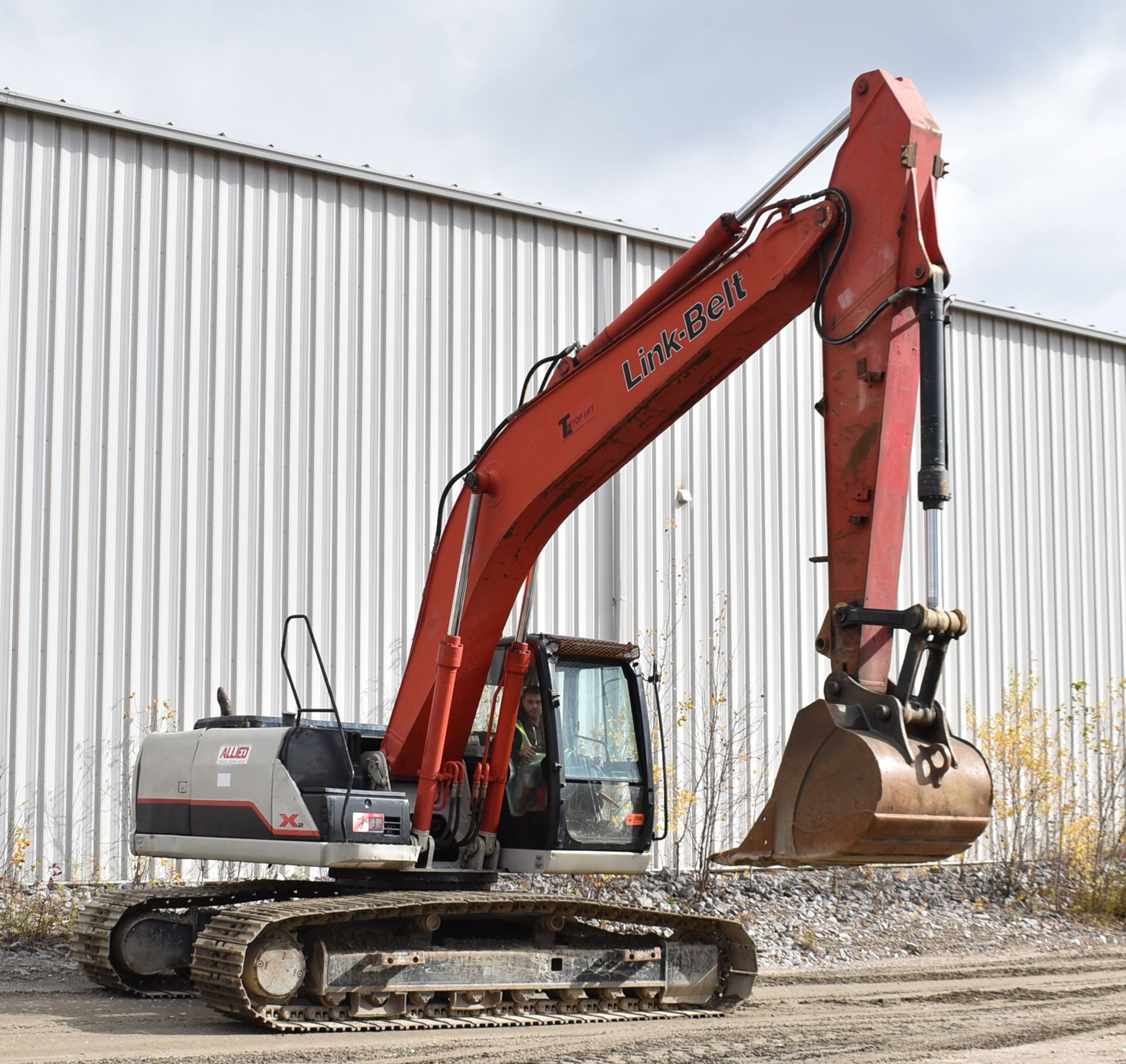 LINK BELT (2010) 210X2 HYDRAULIC TRACKED EXCAVATOR WITH DIESEL ENGINE, 11,075 HRS (RECORDED ON METER - Image 6 of 27