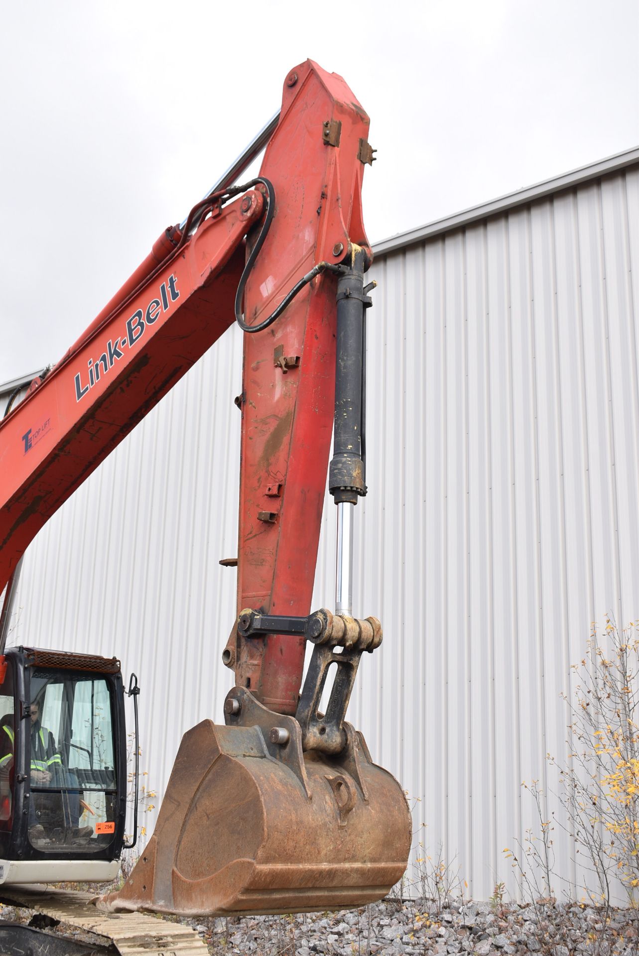 LINK BELT (2010) 210X2 HYDRAULIC TRACKED EXCAVATOR WITH DIESEL ENGINE, 11,075 HRS (RECORDED ON METER - Image 20 of 27