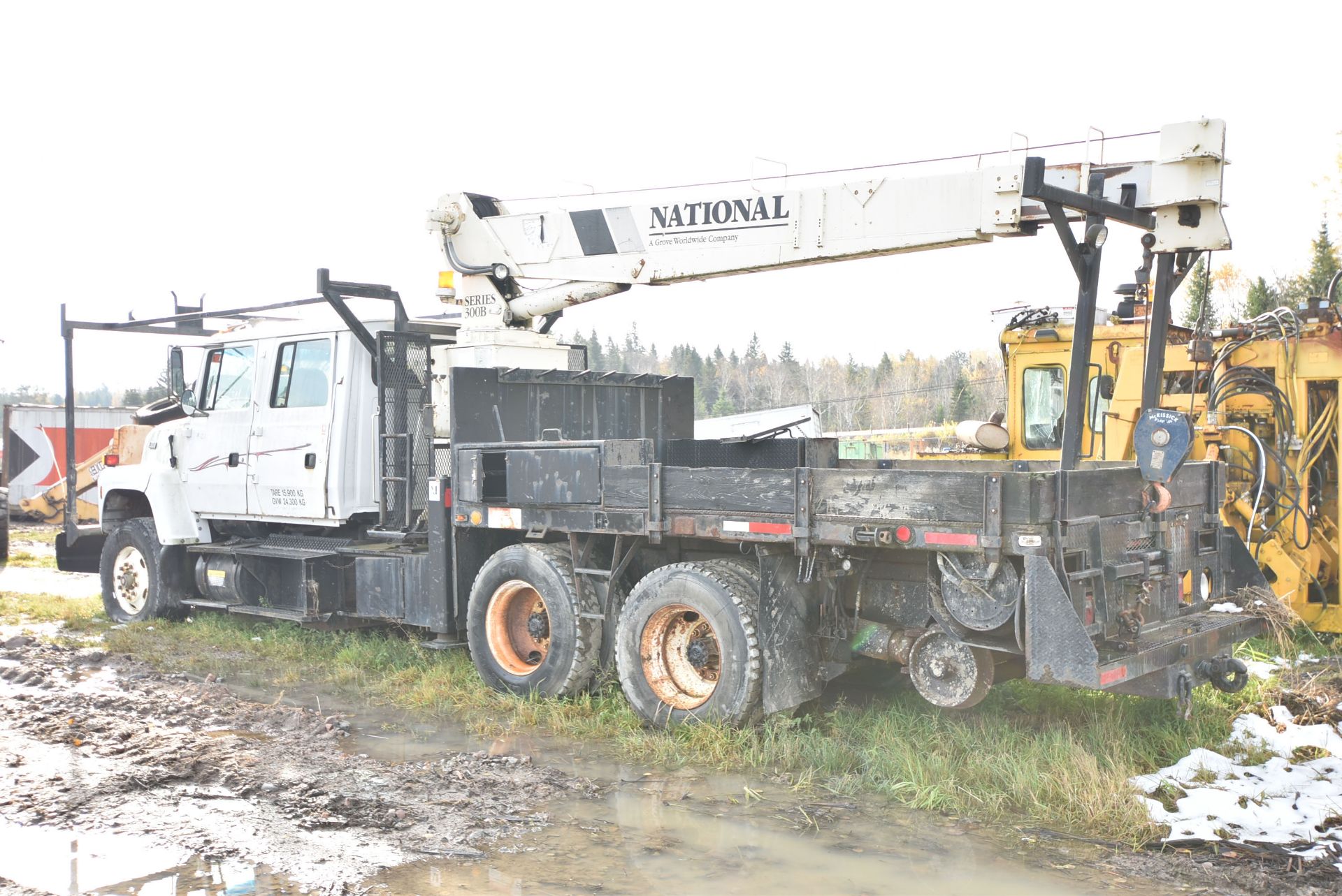 FORD (1997) LNT8000 TANDEM AXLE BOOM TRUCK WITH CREW CAB, CUMMINS FD-1460 DIESEL ENGINE, NATIONAL - Image 5 of 22