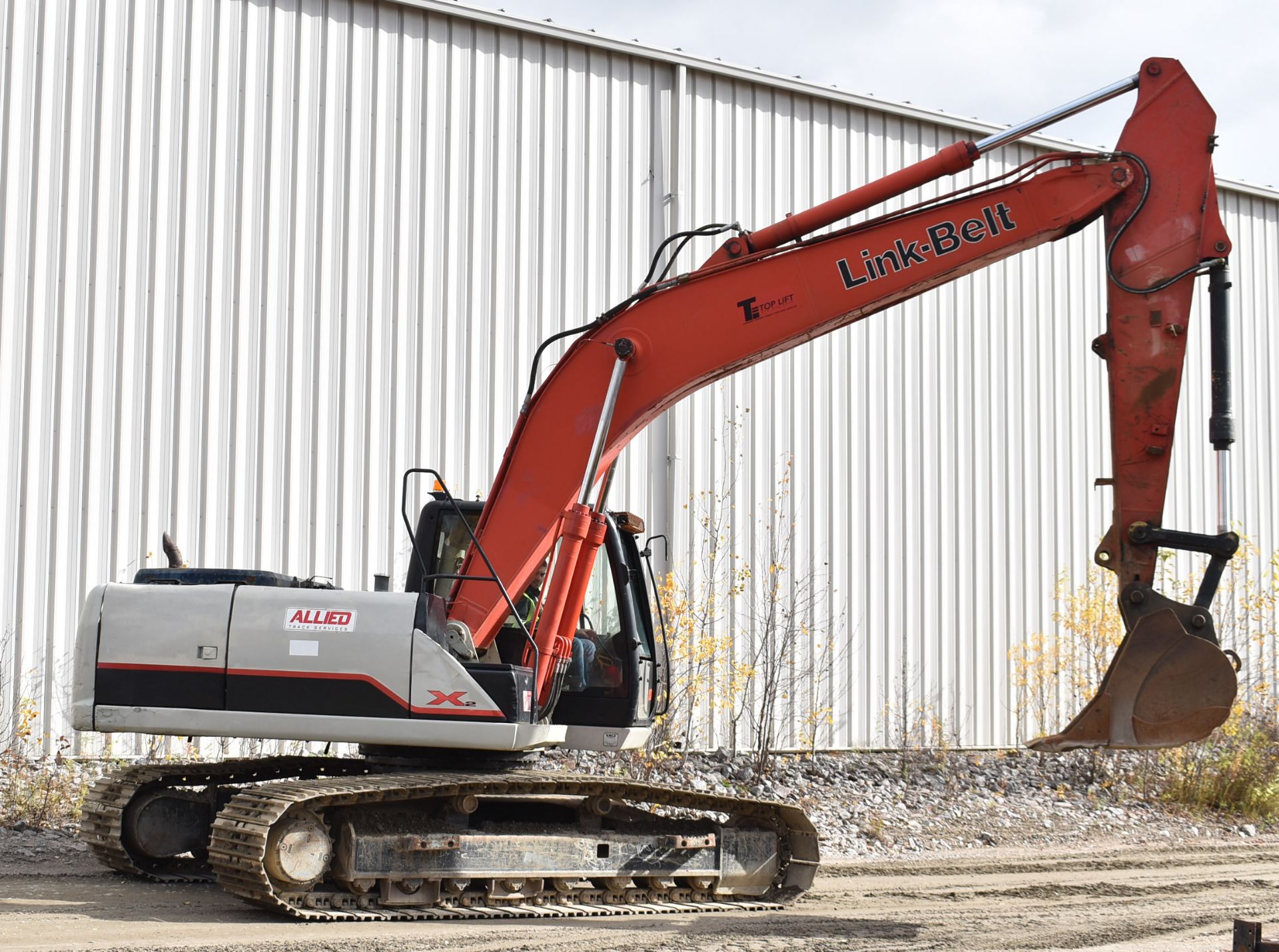 LINK BELT (2010) 210X2 HYDRAULIC TRACKED EXCAVATOR WITH DIESEL ENGINE, 11,075 HRS (RECORDED ON METER - Image 8 of 27