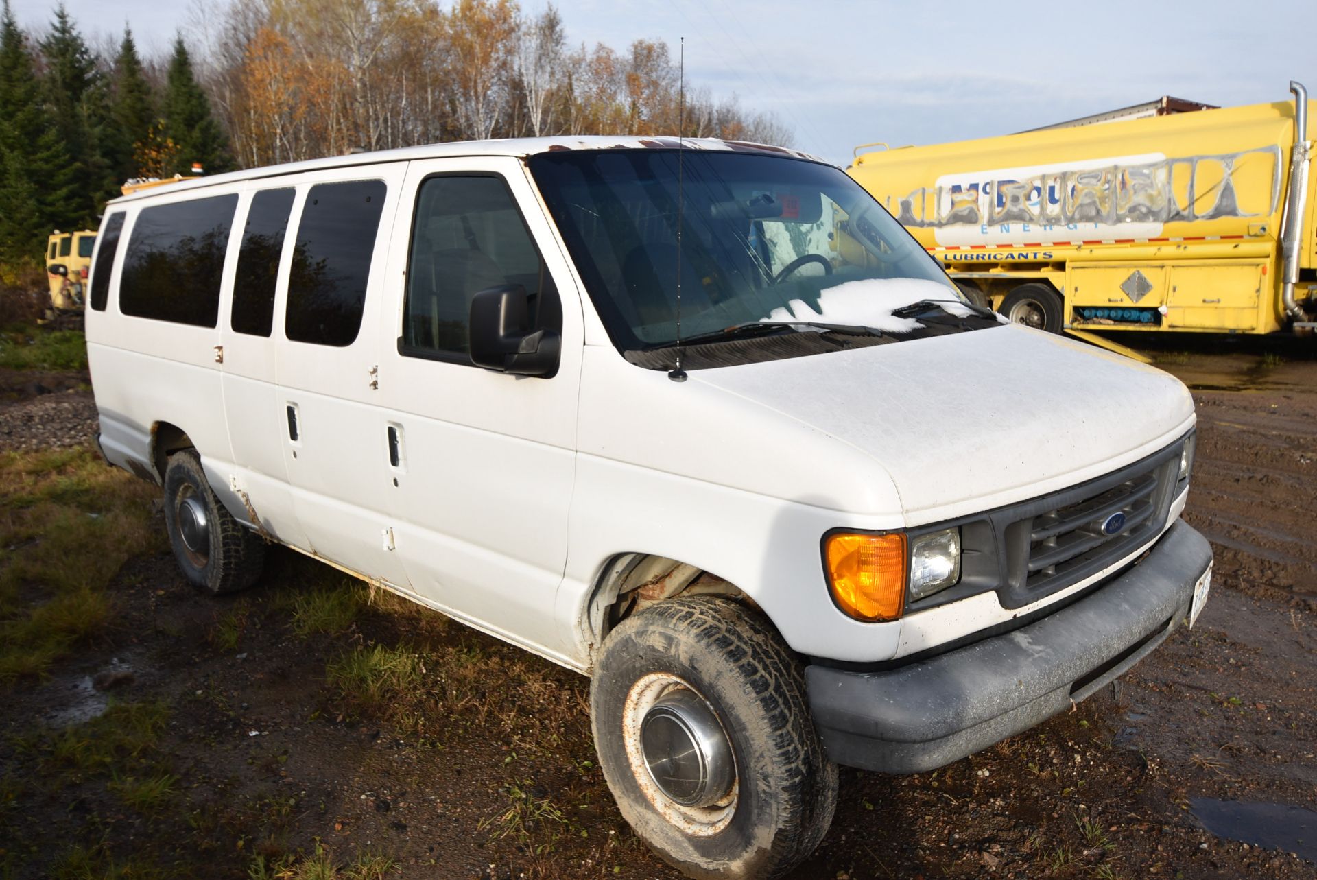 FORD (2006) E-350 PASSENGER VAN WITH 5.4 L V8 GAS ENGINE, AUTOMATIC TRANSMISSION, RWD, 402,043 KM ( - Image 6 of 10