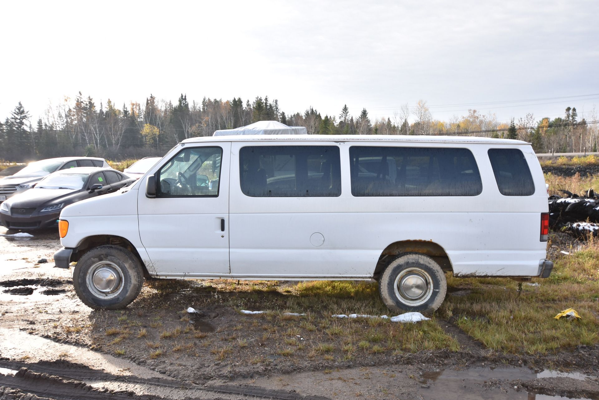 FORD (2006) E-350 PASSENGER VAN WITH 5.4 L V8 GAS ENGINE, AUTOMATIC TRANSMISSION, RWD, 402,043 KM ( - Image 3 of 10