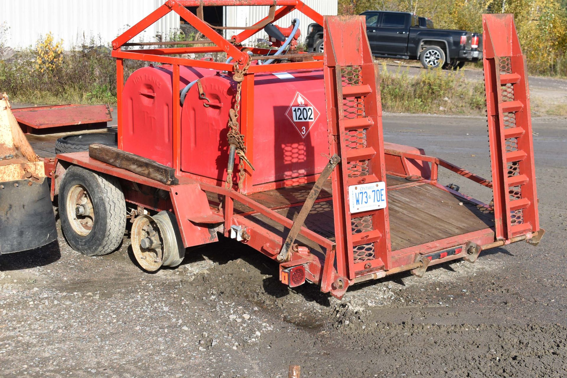 JDJ TANDEM AXLE FLAT DECK TRAILER WITH WOOD DECK AND RAMPS, VIN 2J9UTE625M1022234 (813) (LOCATED - Image 3 of 5