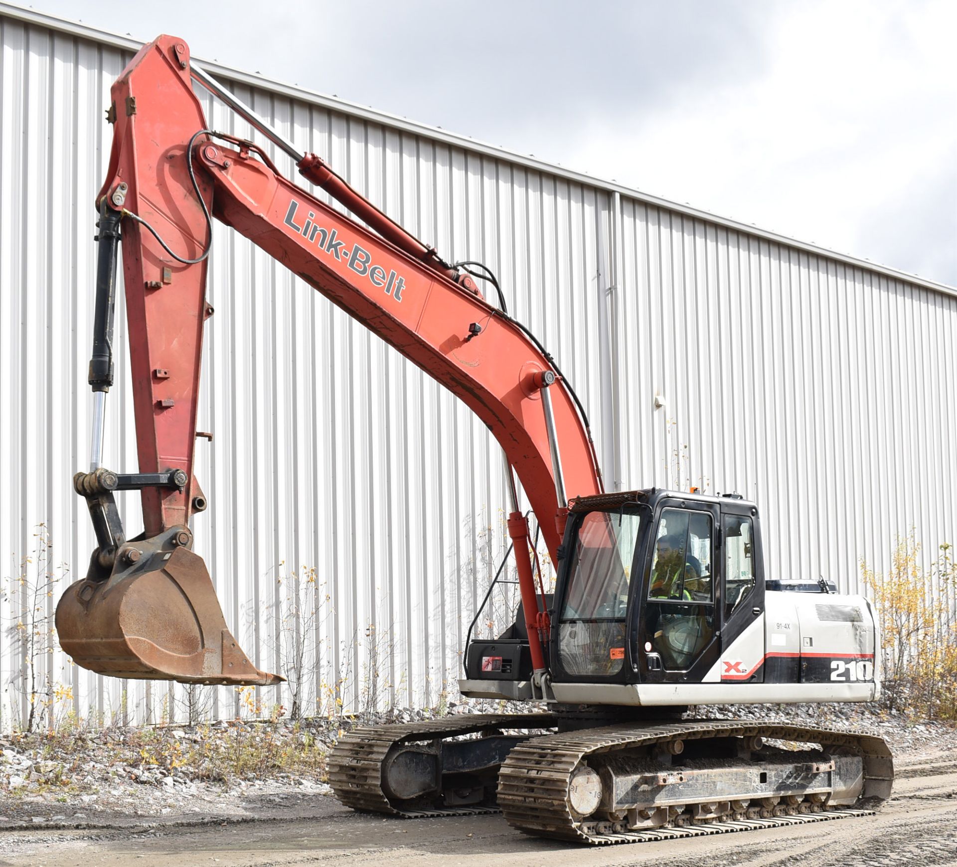 LINK BELT (2010) 210X2 HYDRAULIC TRACKED EXCAVATOR WITH DIESEL ENGINE, 11,075 HRS (RECORDED ON METER - Image 3 of 27