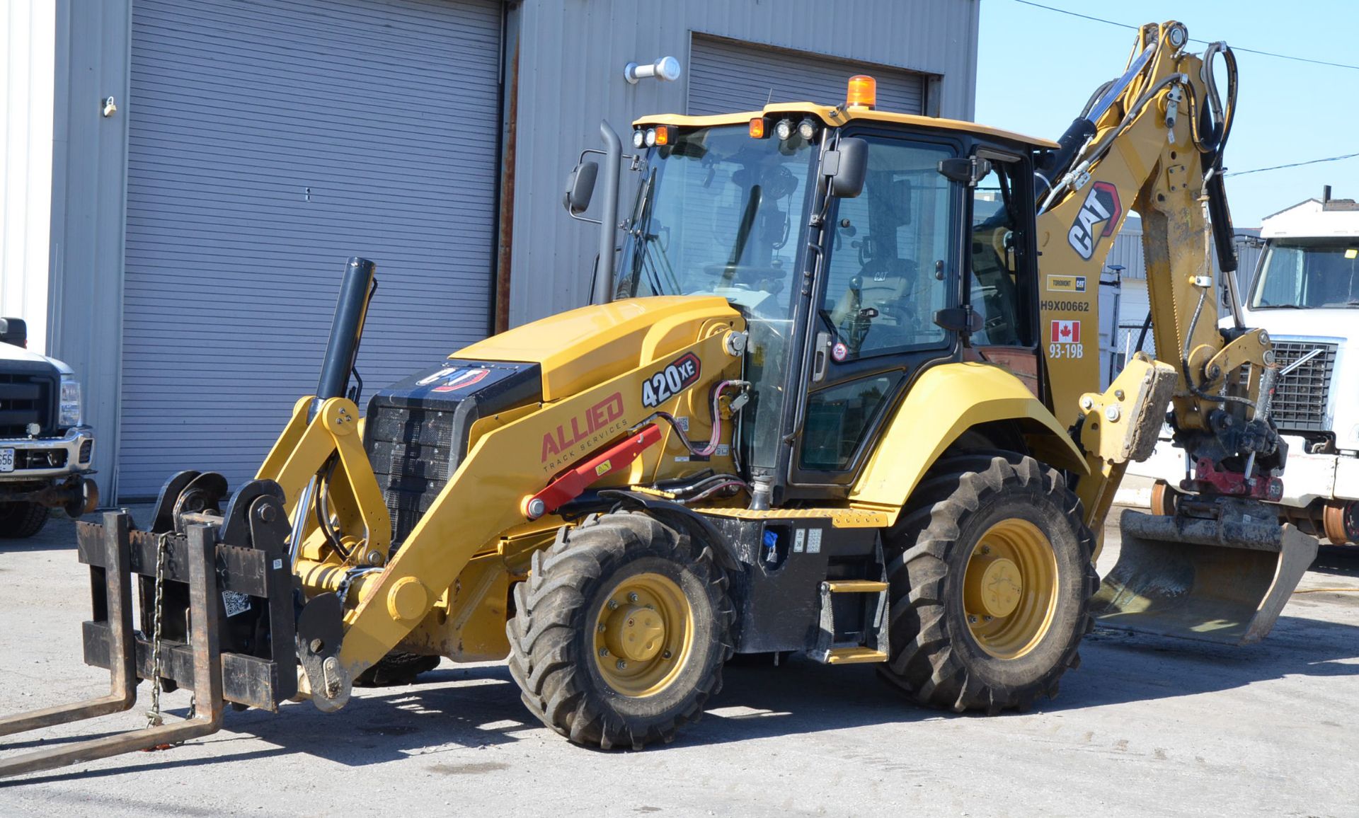 CATERPILLAR (2021) 420XE HRC BACKHOE WITH DIESEL ENGINE, AUTOMATIC TRANSMISSION, 4X4, ROTOTILT