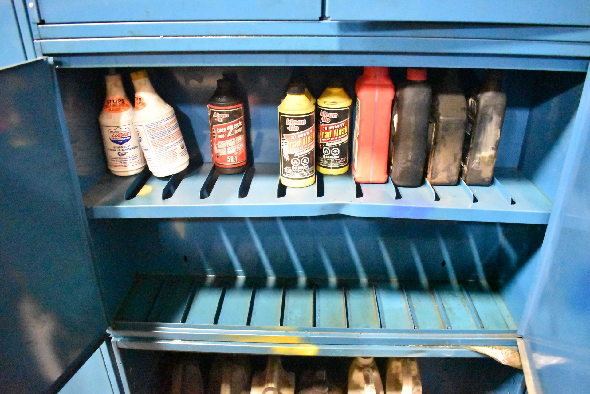 LOT/ STEEL CABINET WITH LUBE AND OILS (LOCATED AT 1891 SEYMOUR ST, NORTH BAY, ON) - Image 3 of 4