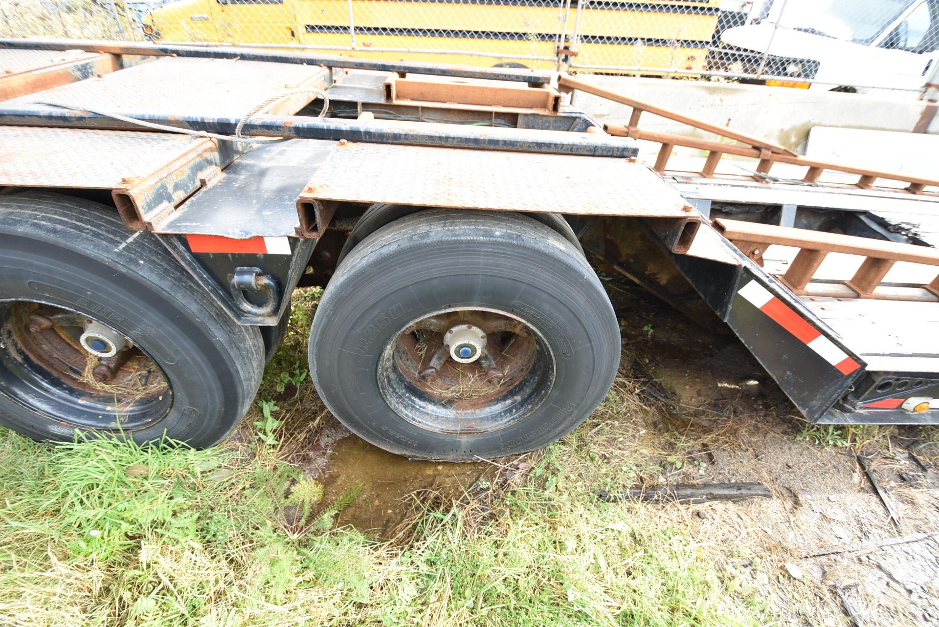 CHALLENGER (2002) RJ-50 TRI AXLE FLOAT TRAILER WITH RAIL KIT, VIN 1W8A11E392S000314 (822) (LOCATED - Image 3 of 9