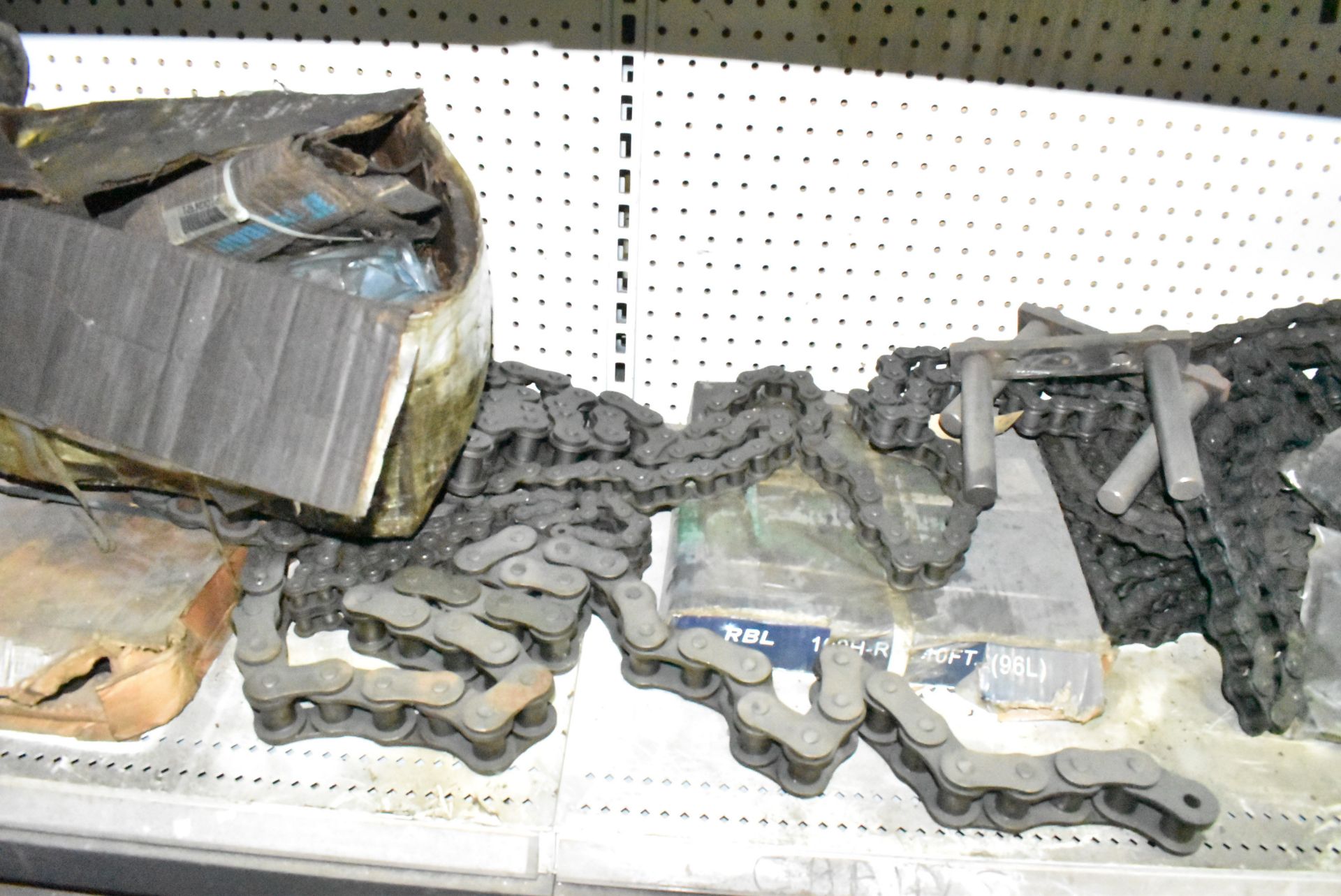 LOT/ CONTENTS OF RACK - SPROCKETS, ROLLER CHAIN AND PARTS (LOCATED AT 1891 SEYMOUR ST, NORTH BAY, - Image 3 of 4