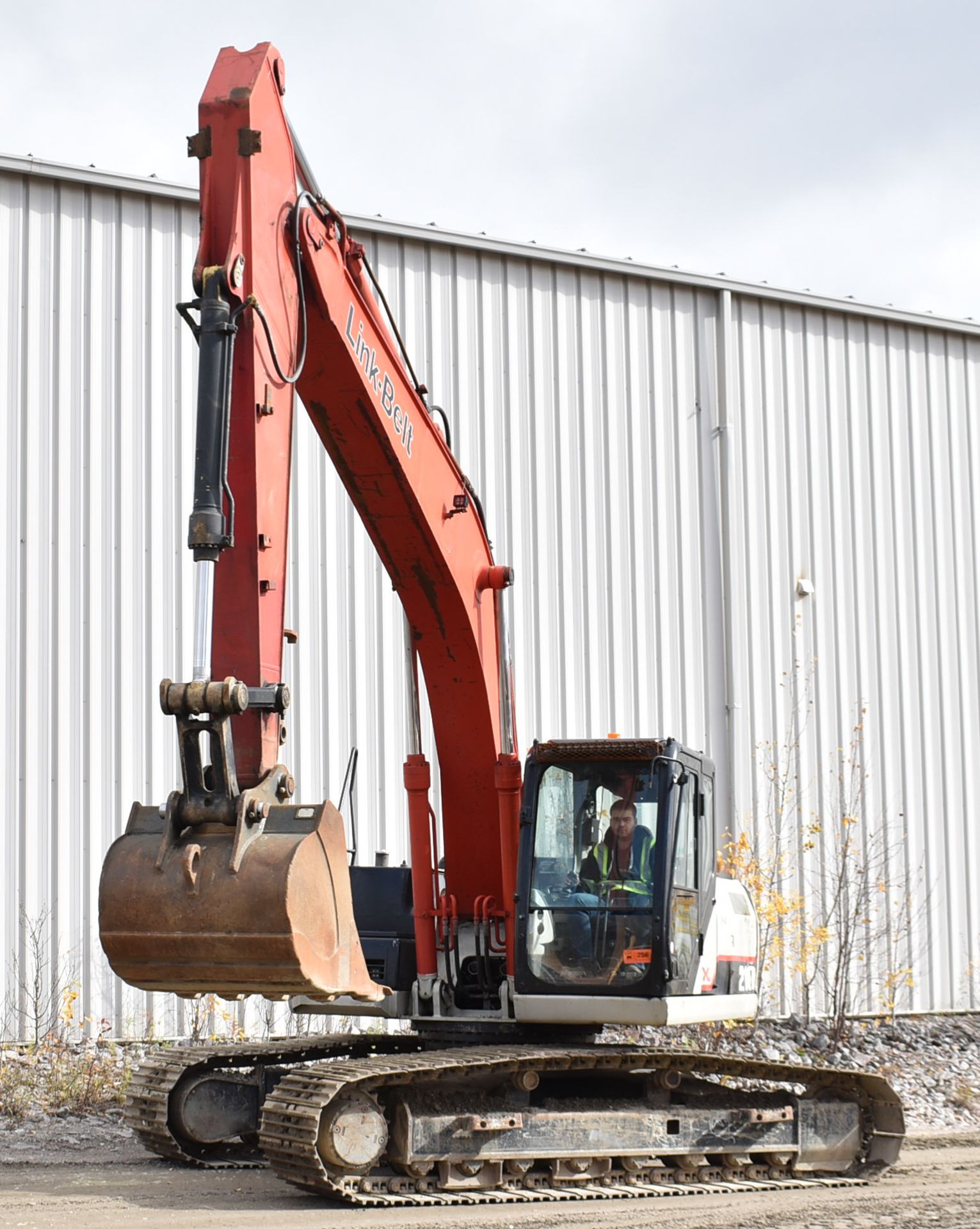 LINK BELT (2010) 210X2 HYDRAULIC TRACKED EXCAVATOR WITH DIESEL ENGINE, 11,075 HRS (RECORDED ON METER - Image 4 of 27