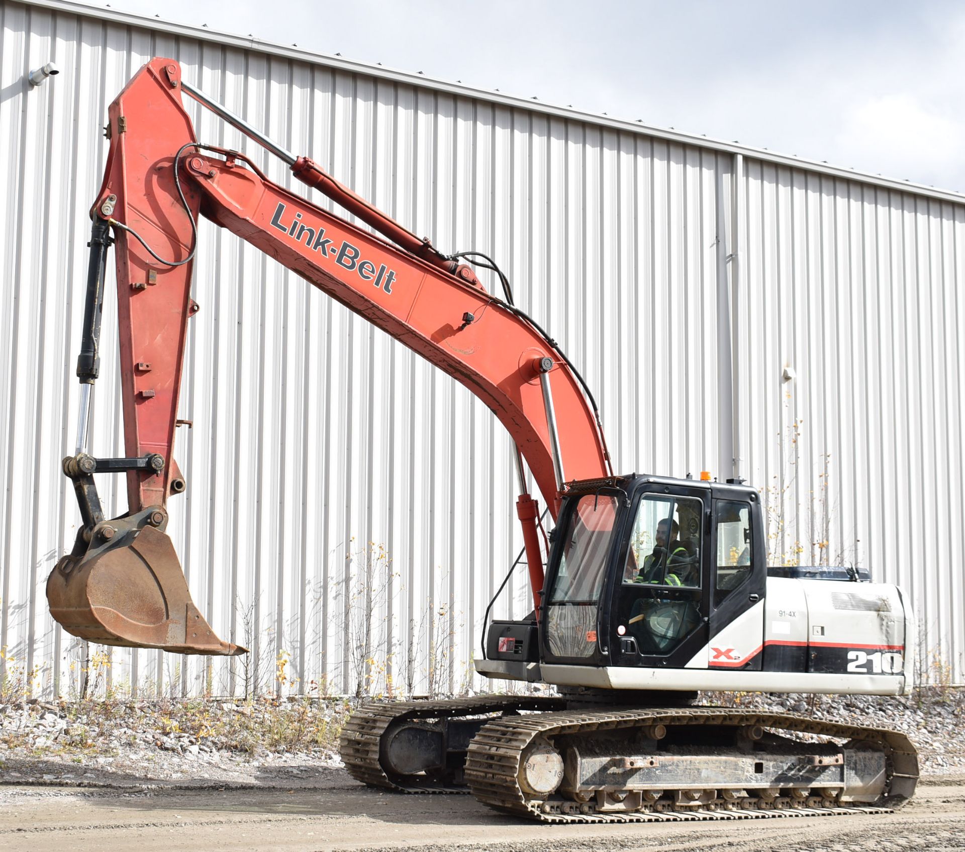 LINK BELT (2010) 210X2 HYDRAULIC TRACKED EXCAVATOR WITH DIESEL ENGINE, 11,075 HRS (RECORDED ON METER - Image 2 of 27