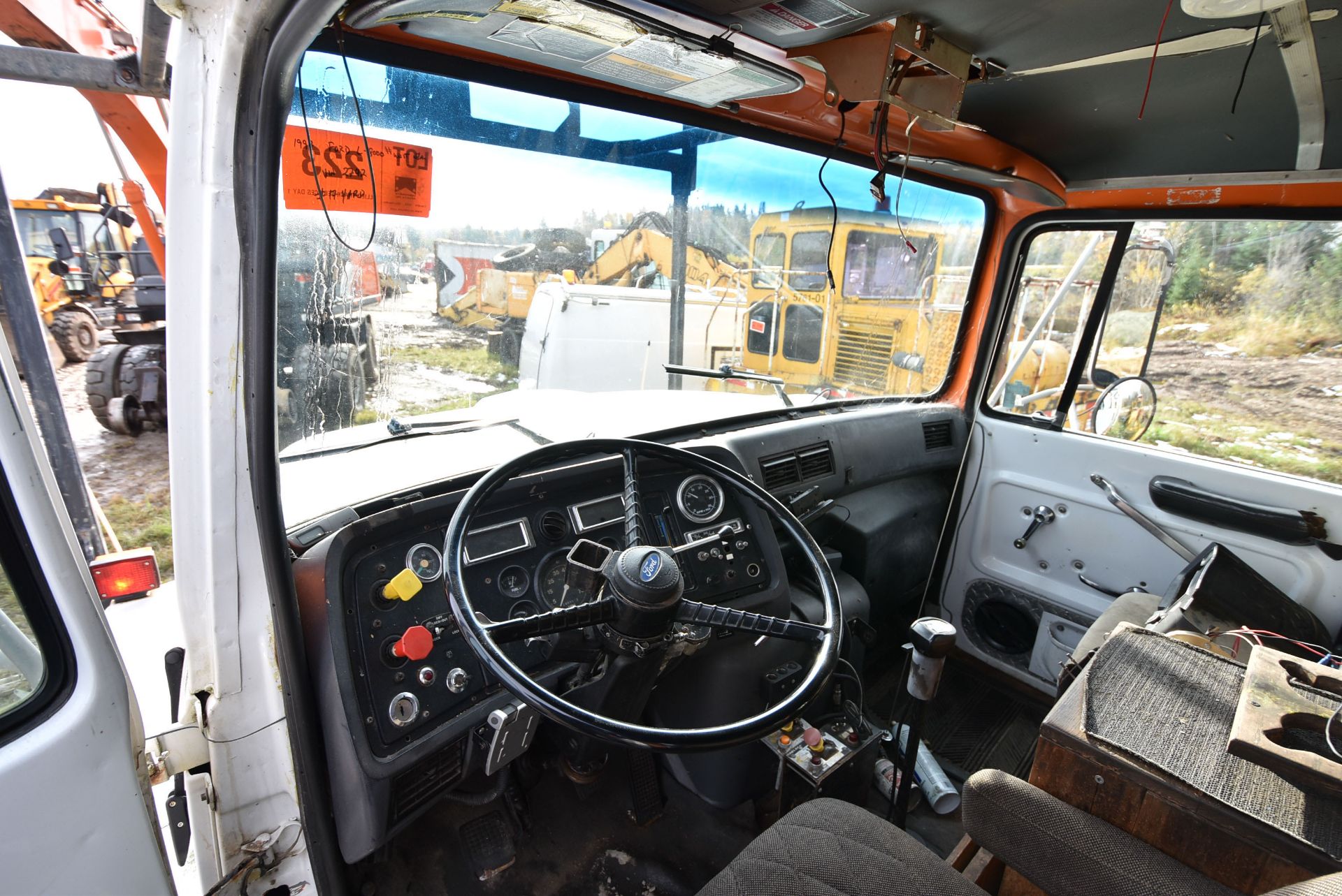 FORD (1997) LNT8000 TANDEM AXLE BOOM TRUCK WITH CREW CAB, CUMMINS FD-1460 DIESEL ENGINE, NATIONAL - Image 17 of 22