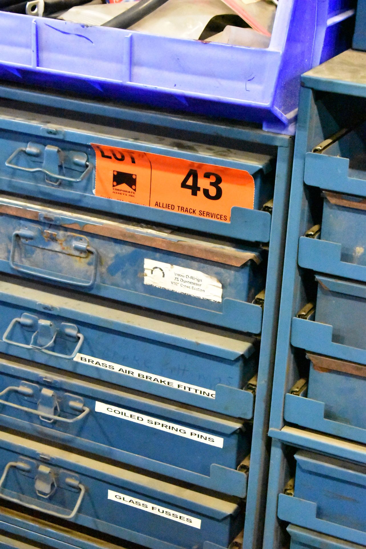 LOT/ INDEX CABINET WITH CONTENTS CONSISTING OF O-RINGS, BRASS AIR BRAKE FITTINGS, THREADED INSERTS - Image 2 of 3