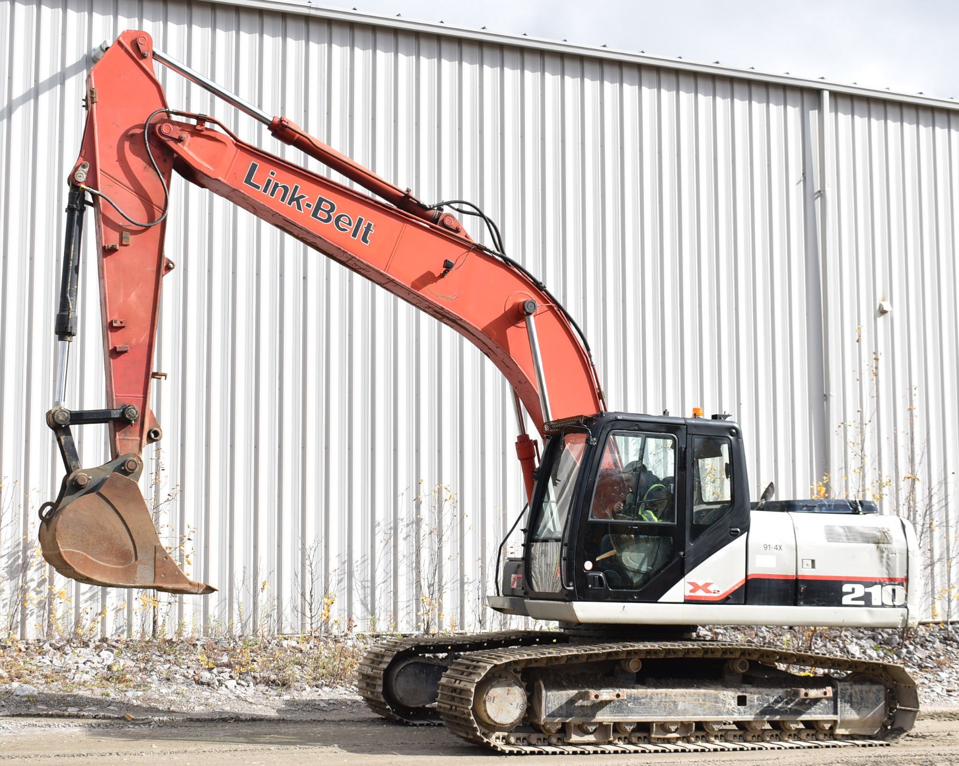 LINK BELT (2010) 210X2 HYDRAULIC TRACKED EXCAVATOR WITH DIESEL ENGINE, 11,075 HRS (RECORDED ON METER