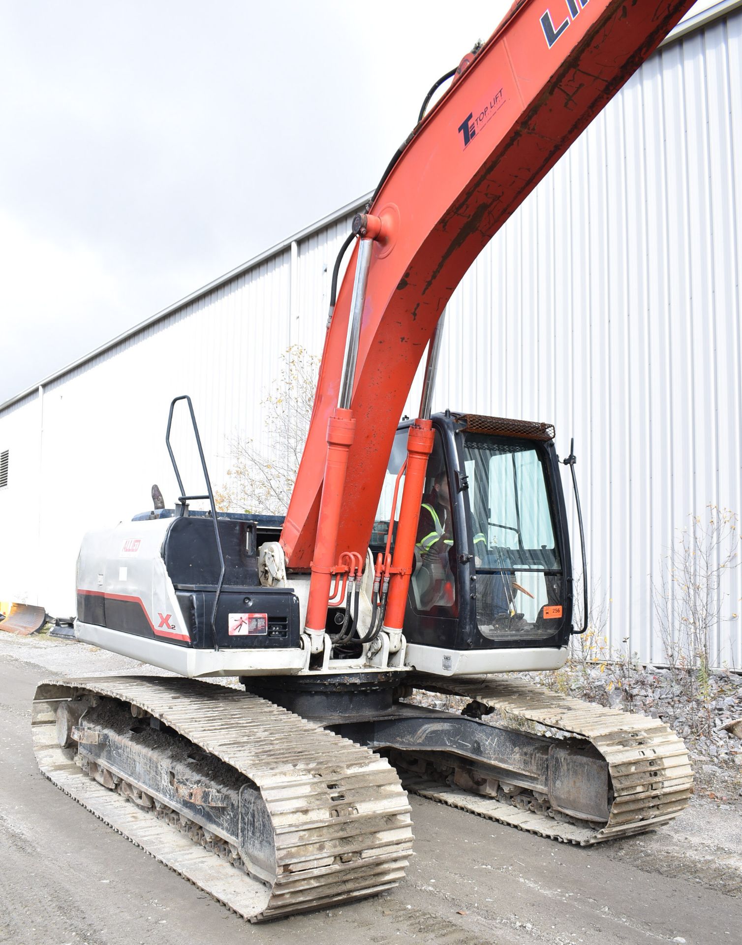 LINK BELT (2010) 210X2 HYDRAULIC TRACKED EXCAVATOR WITH DIESEL ENGINE, 11,075 HRS (RECORDED ON METER - Image 14 of 27