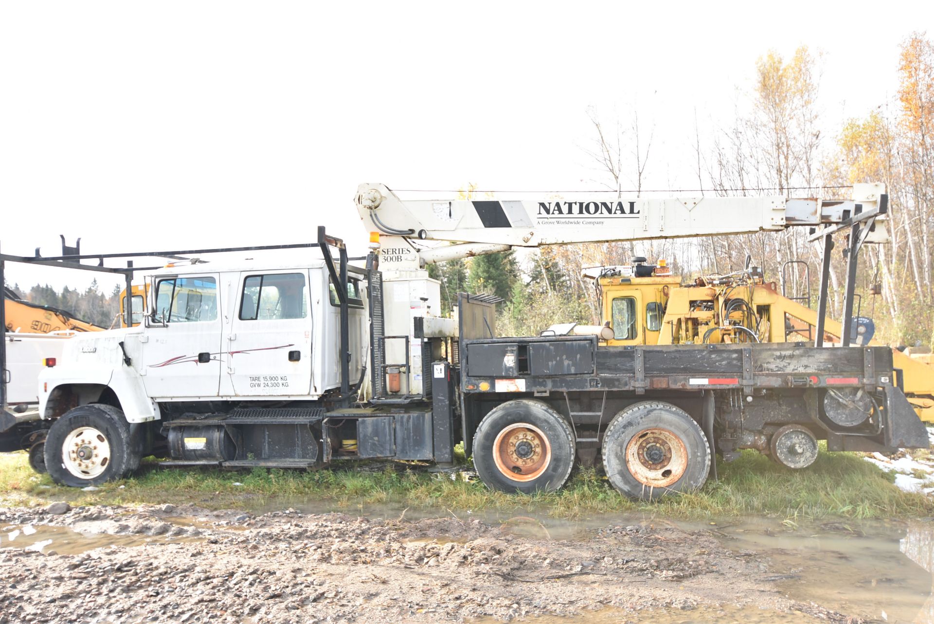 FORD (1997) LNT8000 TANDEM AXLE BOOM TRUCK WITH CREW CAB, CUMMINS FD-1460 DIESEL ENGINE, NATIONAL - Image 4 of 22