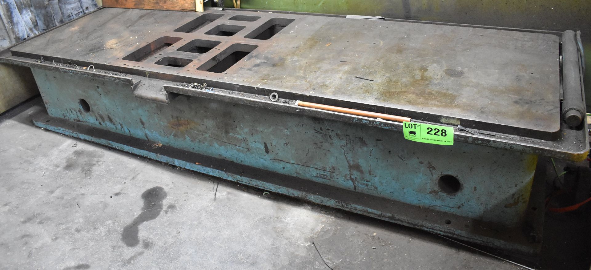 128"X44"X28"H STEEL MACHINE BED (CI)[RIGGING FEE FOR LOT #228 - $50 CAD PLUS APPLICABLE TAXES]