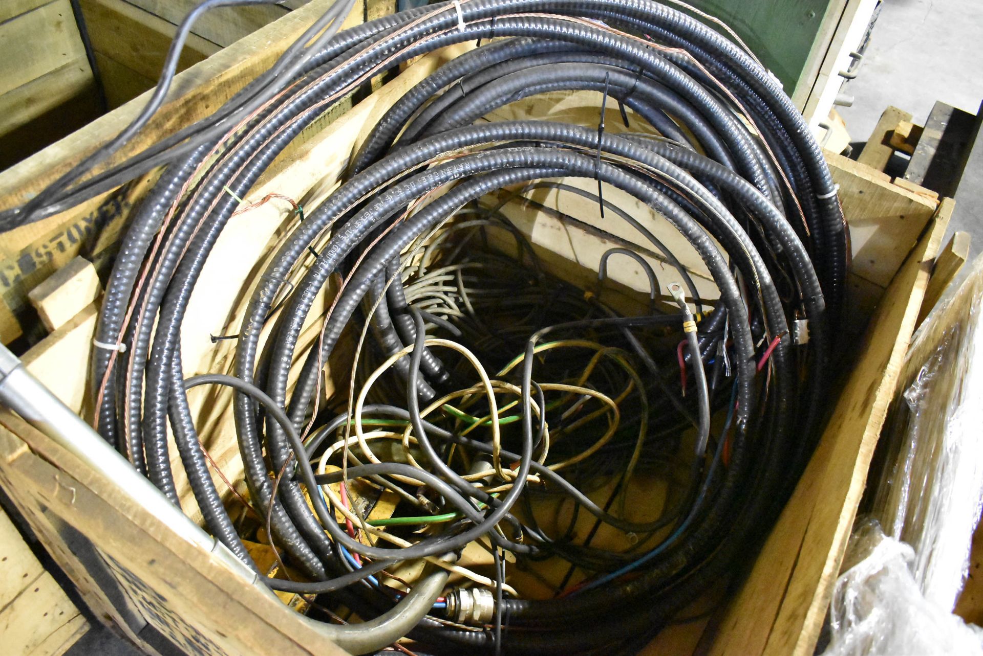 LOT/ CRATE WITH SURPLUS ELECTRICAL CABLE - Image 2 of 2