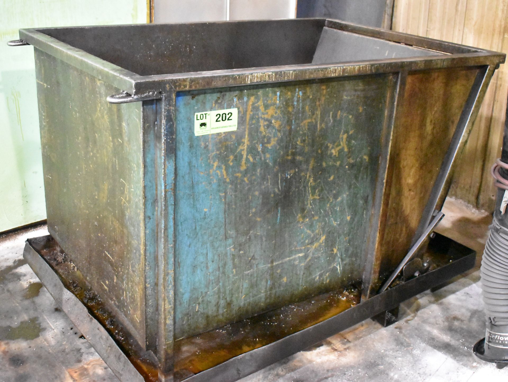 DUMPING HOPPER WITH DRIP TRAY (CI)[RIGGING FEE FOR LOT #202 - $50 CAD PLUS APPLICABLE TAXES]