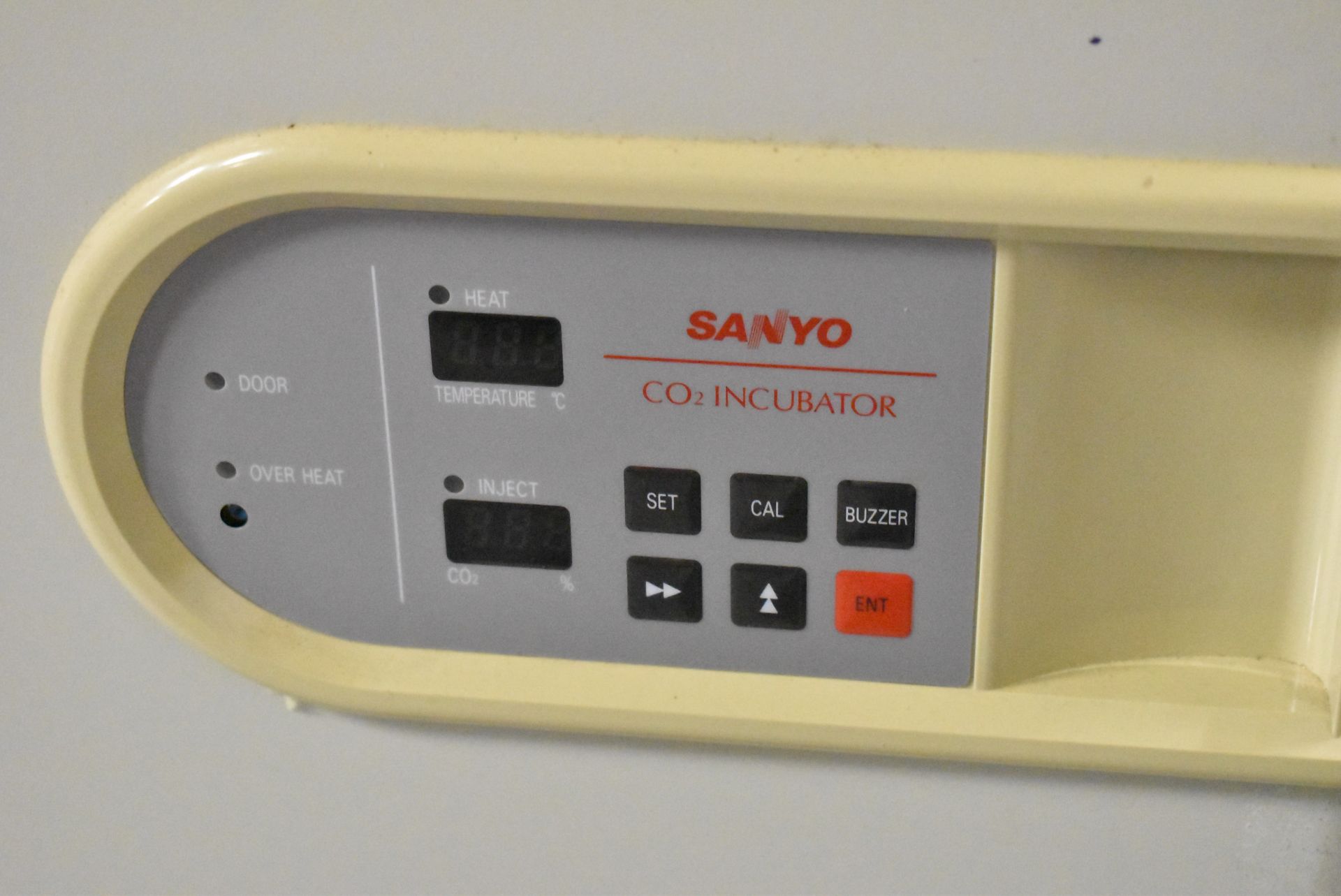 SANYO MCO-17AIC CO2 INCUBATOR WITH +5sC TO +50sC TEMPERATURE RANGE, 19"X20"X26"H INTERIOR - Image 3 of 5