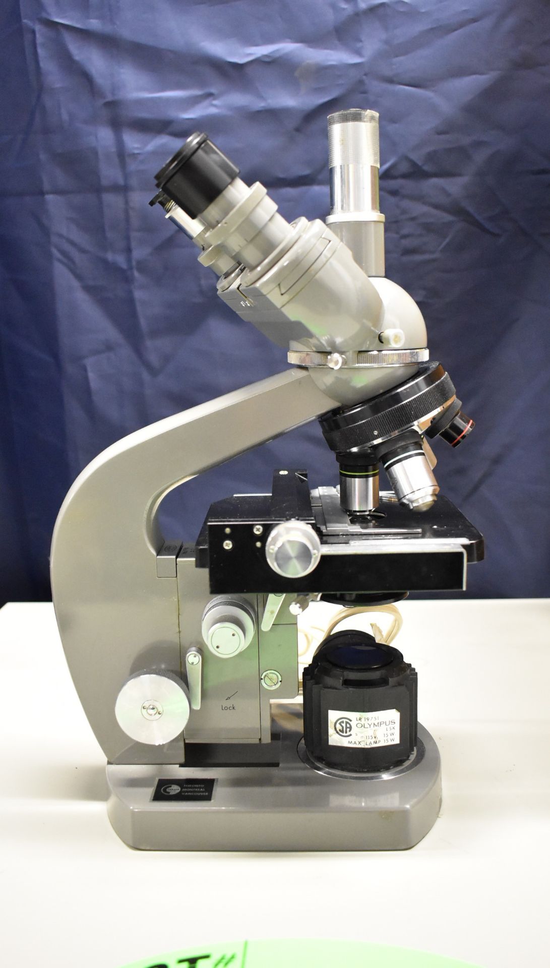 OLYMPUS 100X STEREO MICROSCOPE WITH 10X-100X MAGNIFICATION, WORK LIGHT, S/N: 208521 - Image 2 of 3