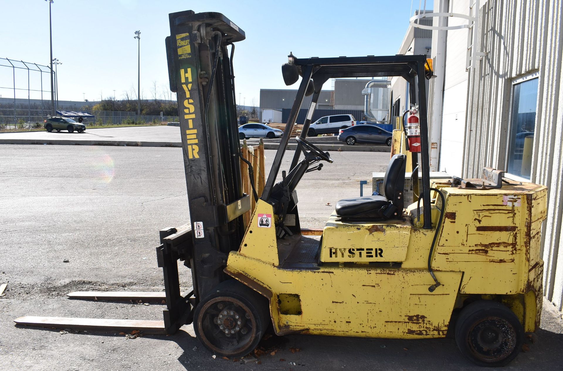 HYSTER S120XL2S LPG FORKLIFT WITH 9900 LB. CAPACITY, 208.7" MAX. LIFT HEIGHT, 3 STAGE MAST, SIDE - Image 4 of 12