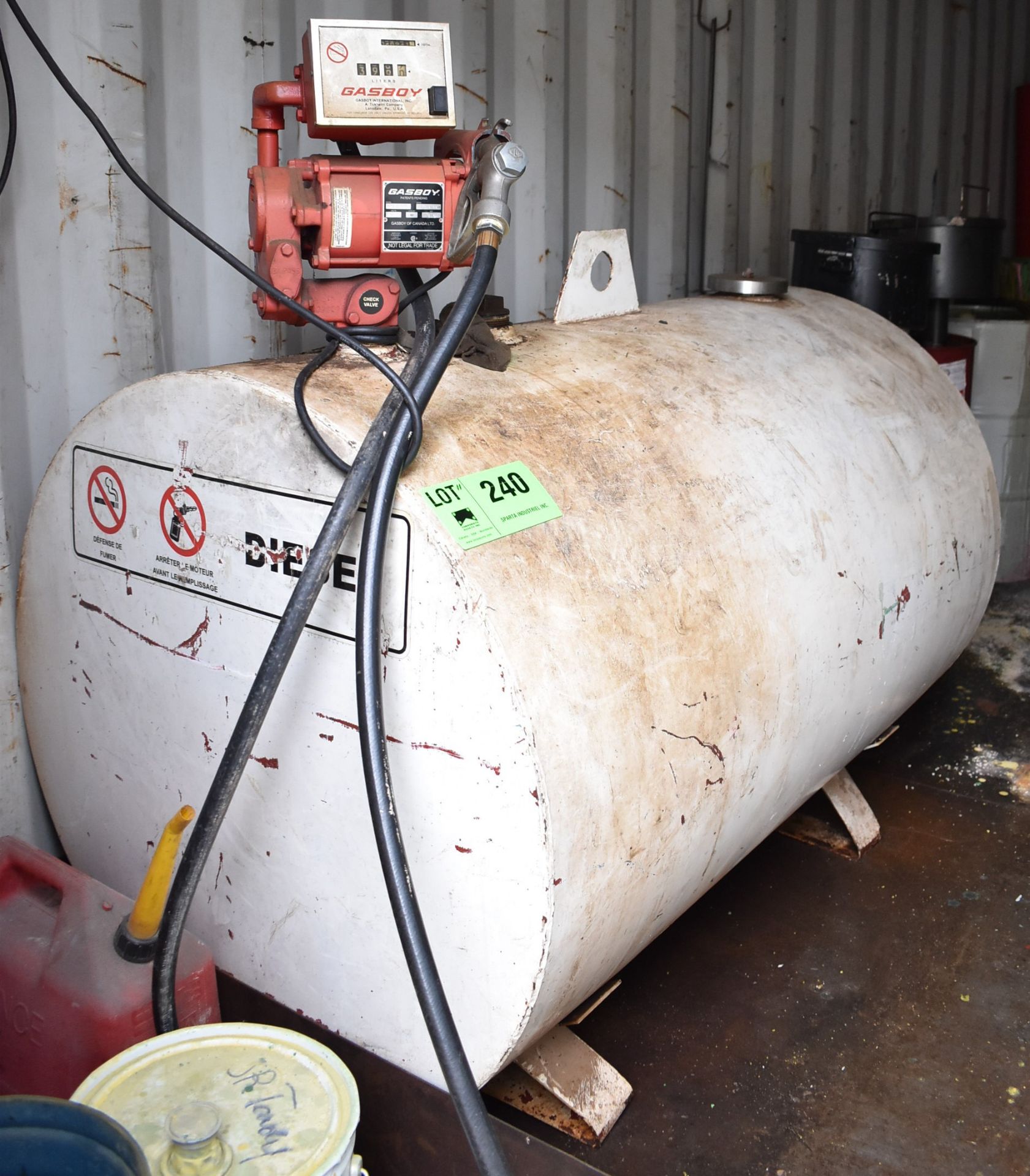 UNDERWRITERS 1,135 L DIESEL STORAGE TANK WITH GASBOY 72S L M2 METERING PUMP, S/N B157590C