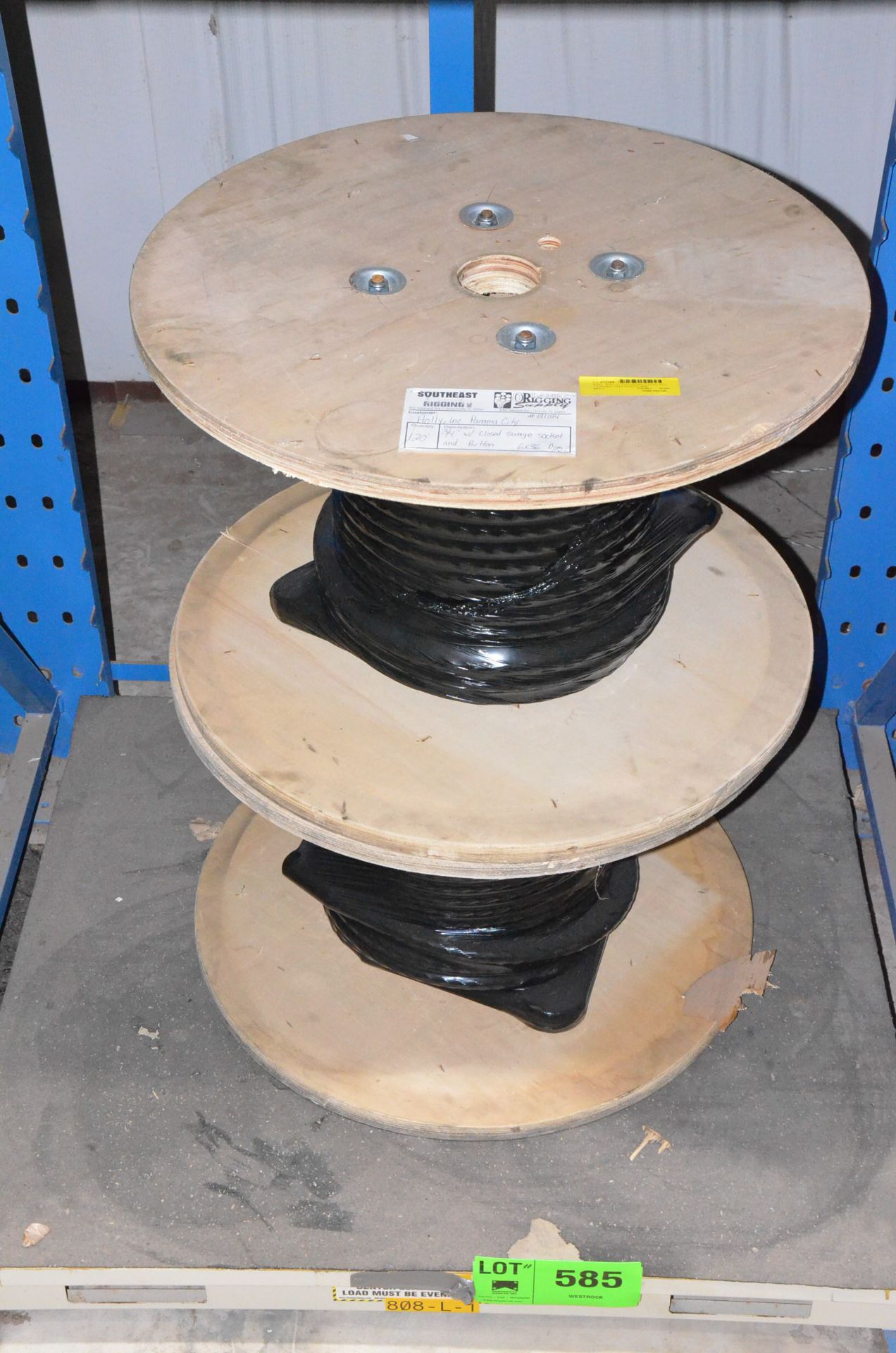 LOT/ CONTENTS OF SHELF - WIRE ROPE