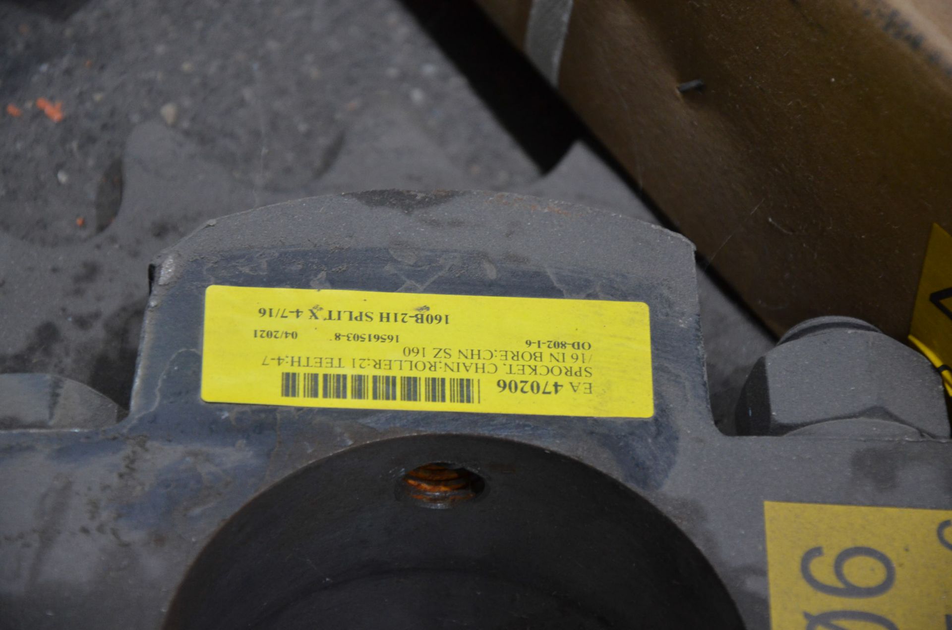 LOT/ CONTENTS OF SHELF - NORTON 20"X3"X7.5" GRINDING WHEEL, CHAIN SPROCKETS AND ELECTRICAL PLUGS - Image 4 of 6