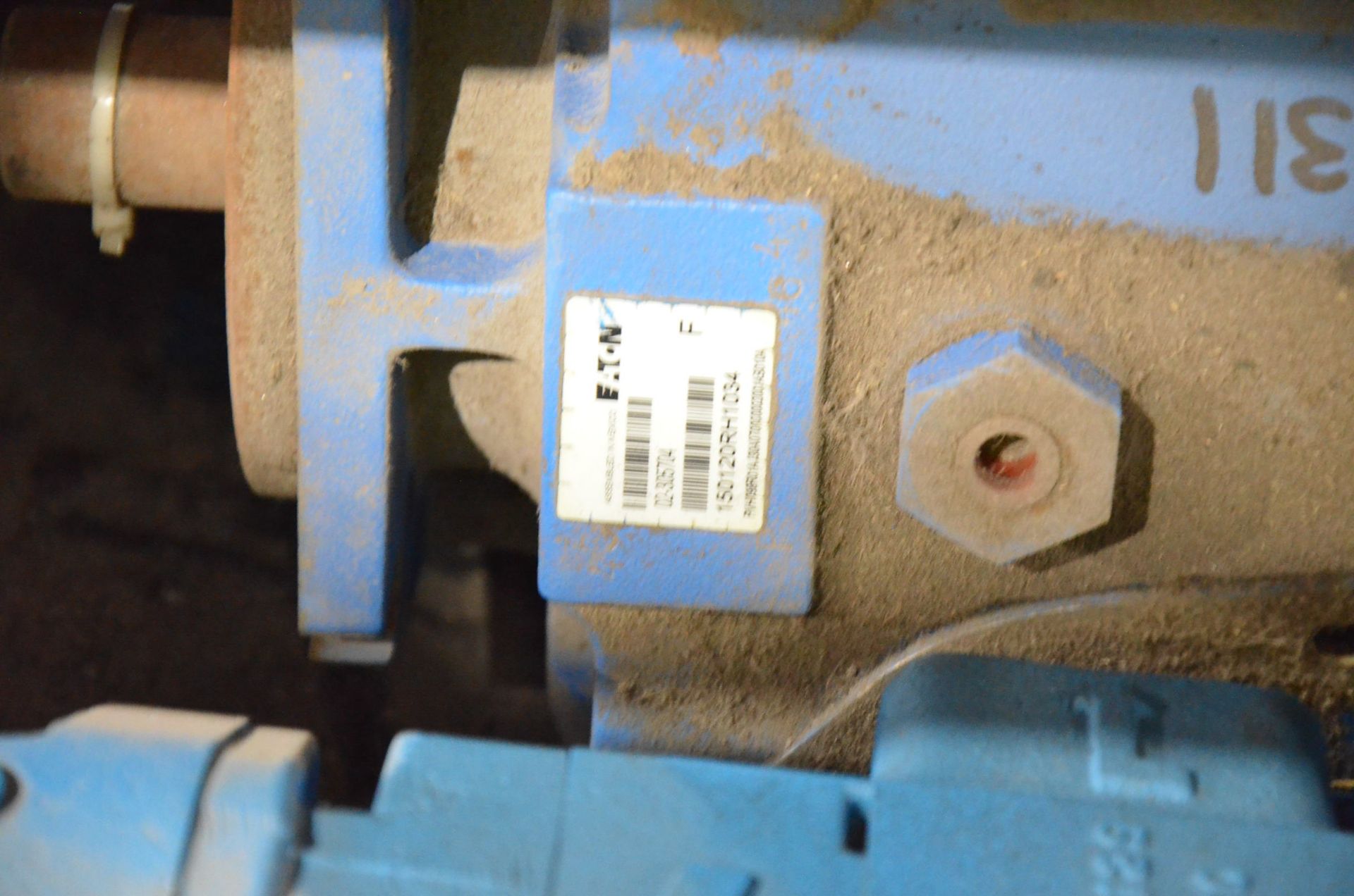 LOT/ CONTENTS OF SHELF - VICKERS PVH98QIC-RSF-1S-10-CM7-31 HYDRAULIC PUMP, EATON HYDRAULIC PUMP, - Image 3 of 5