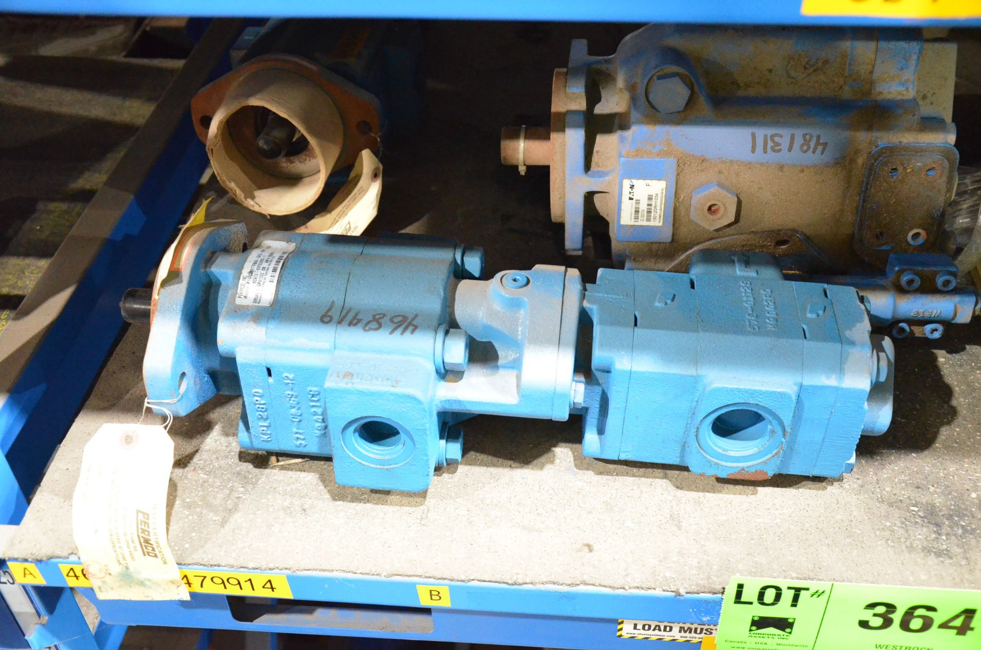 LOT/ CONTENTS OF SHELF - VICKERS PVH98QIC-RSF-1S-10-CM7-31 HYDRAULIC PUMP, EATON HYDRAULIC PUMP, - Image 4 of 5