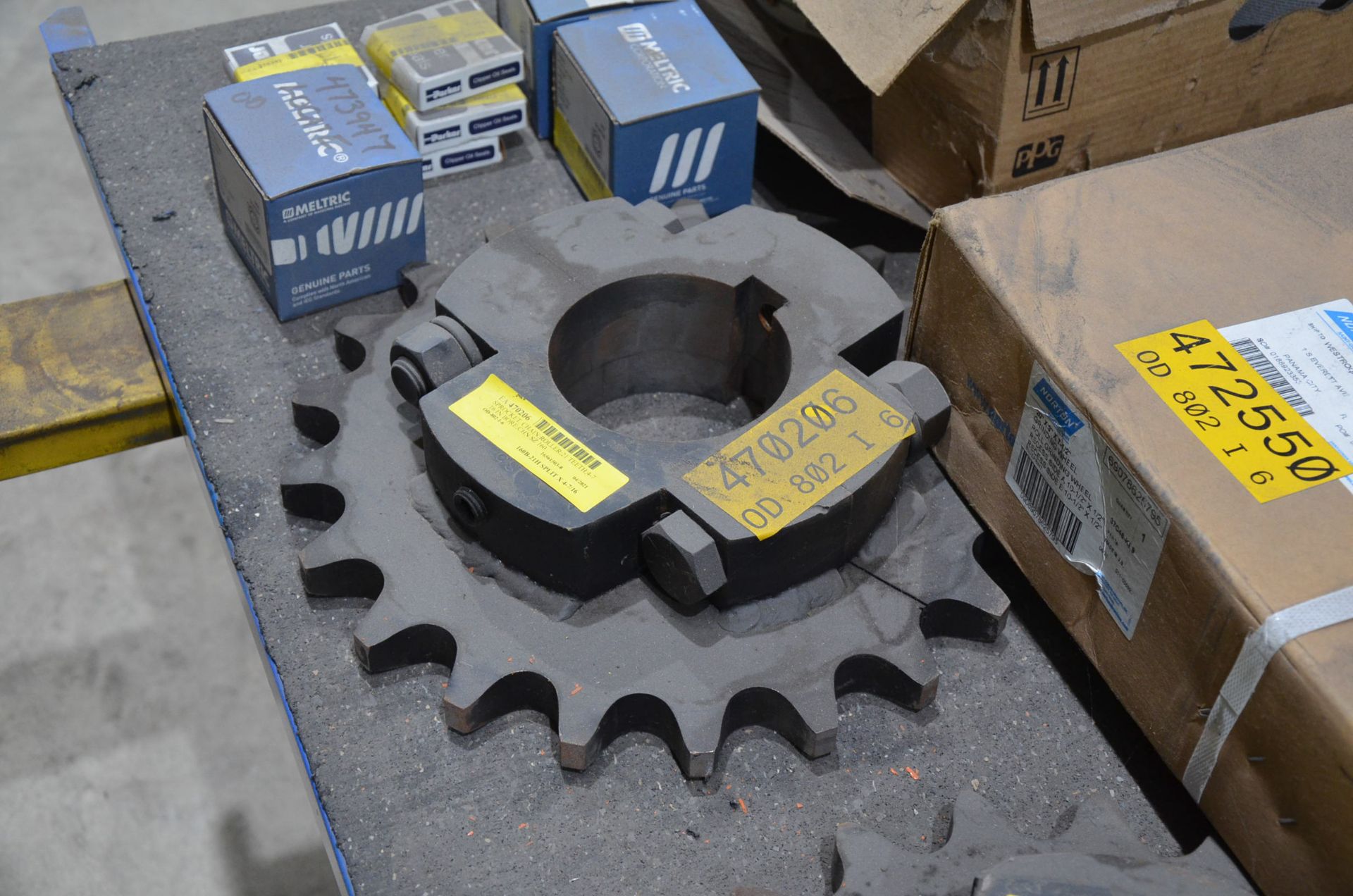 LOT/ CONTENTS OF SHELF - NORTON 20"X3"X7.5" GRINDING WHEEL, CHAIN SPROCKETS AND ELECTRICAL PLUGS - Image 5 of 6