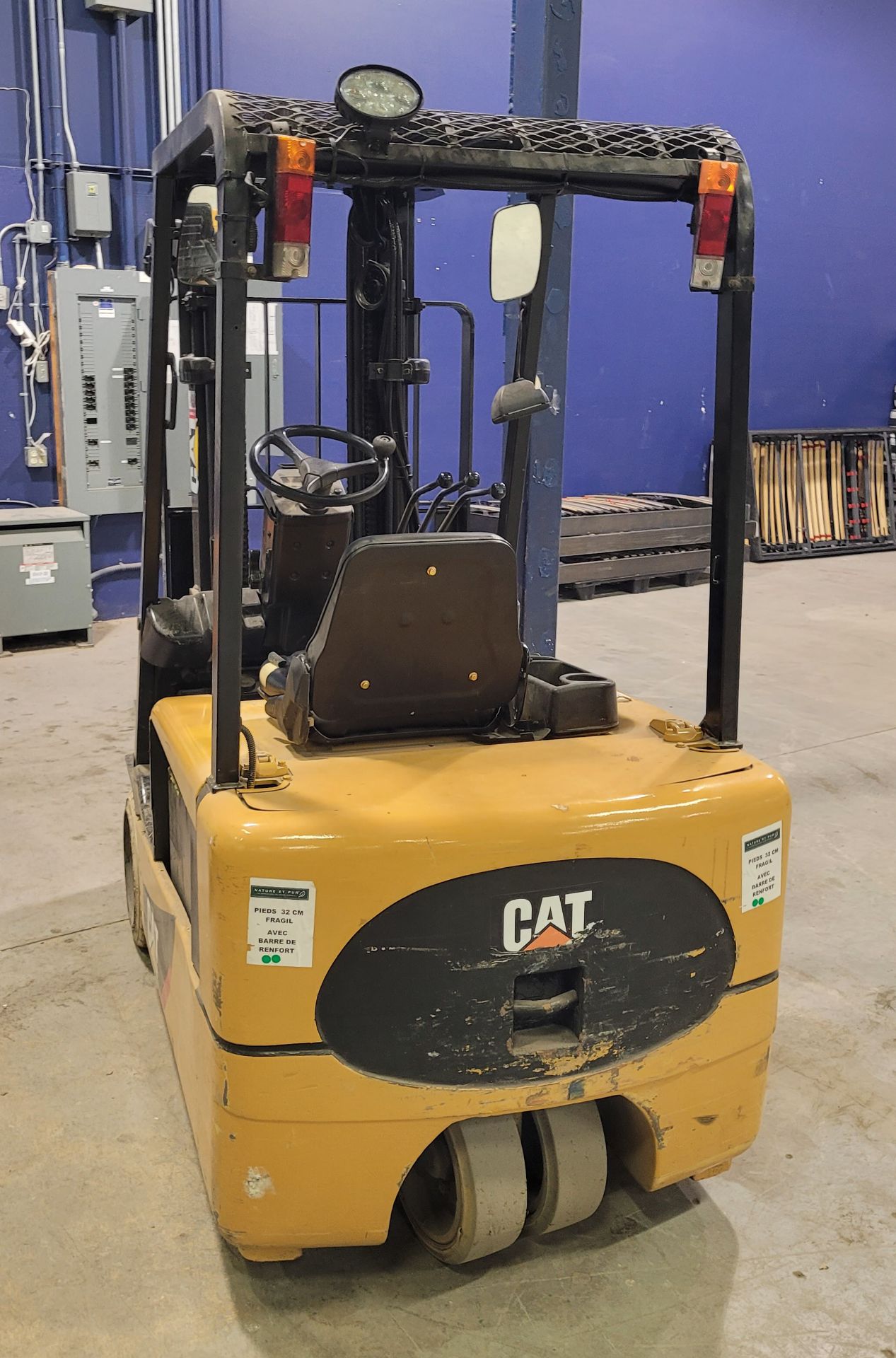 MITSUBISHI CATERPILLAR EP20KT 36V 3,950 LB CAPACITY ELECTRIC FORKLIFT WITH 188" MAXIMUM VERTICAL - Image 4 of 12