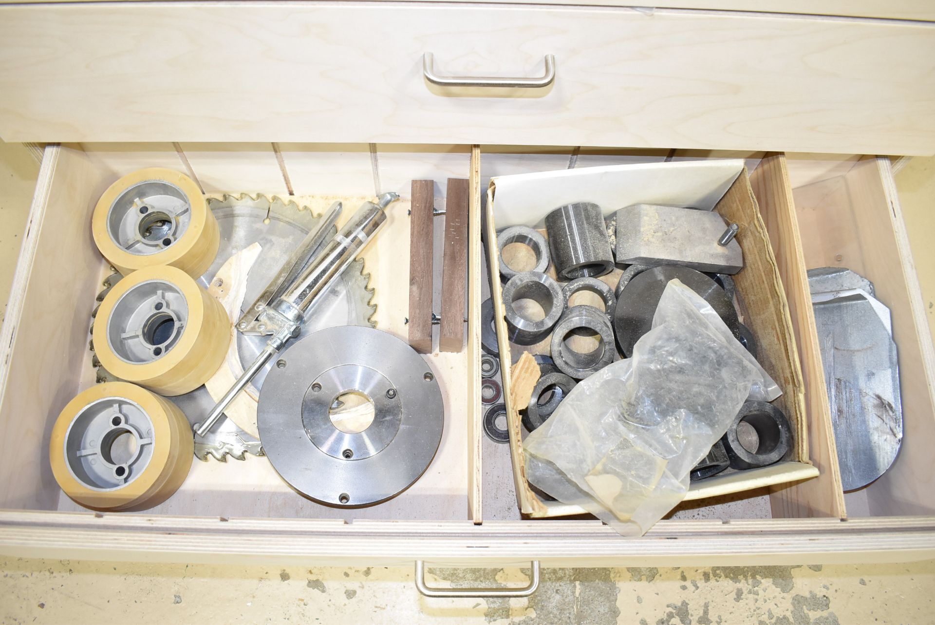 LOT/ CABINET WITH CONTENTS CONSISTING OF CUTTERS, SHAPER ACCESSORIES AND POWERFEED COMPONENTS [ - Image 7 of 8