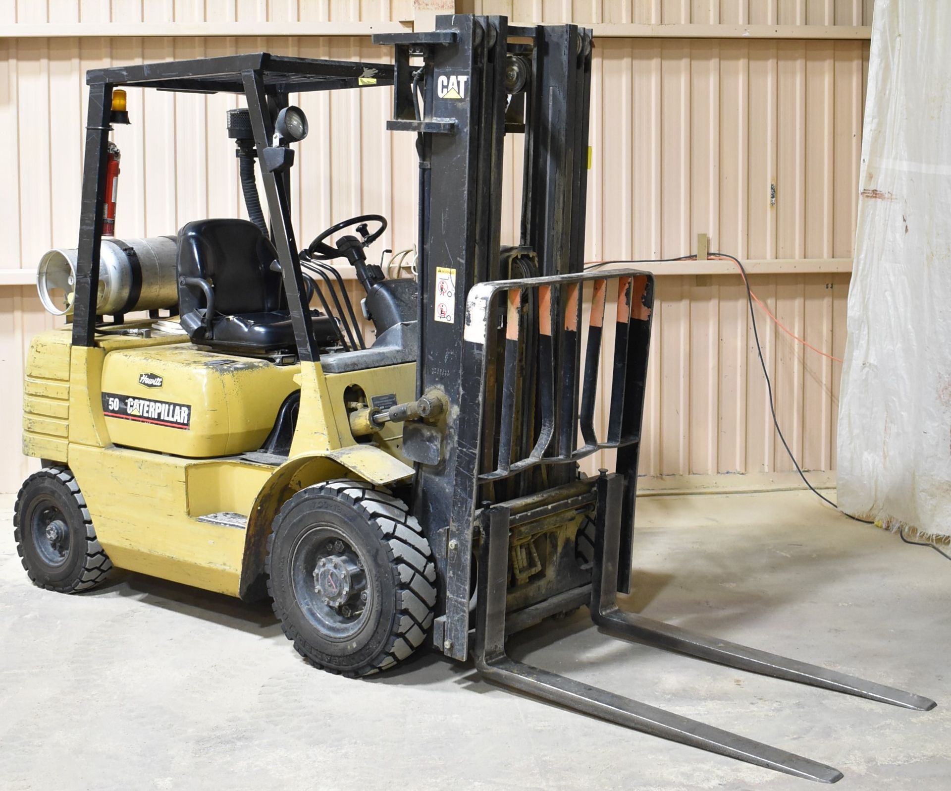 CATERPILLAR GP 25 5,000 LB CAPACITY DUAL-FUEL FORKLIFT WITH 192" MAXIMUM VERTICAL REACH, 13,430 - Image 6 of 9