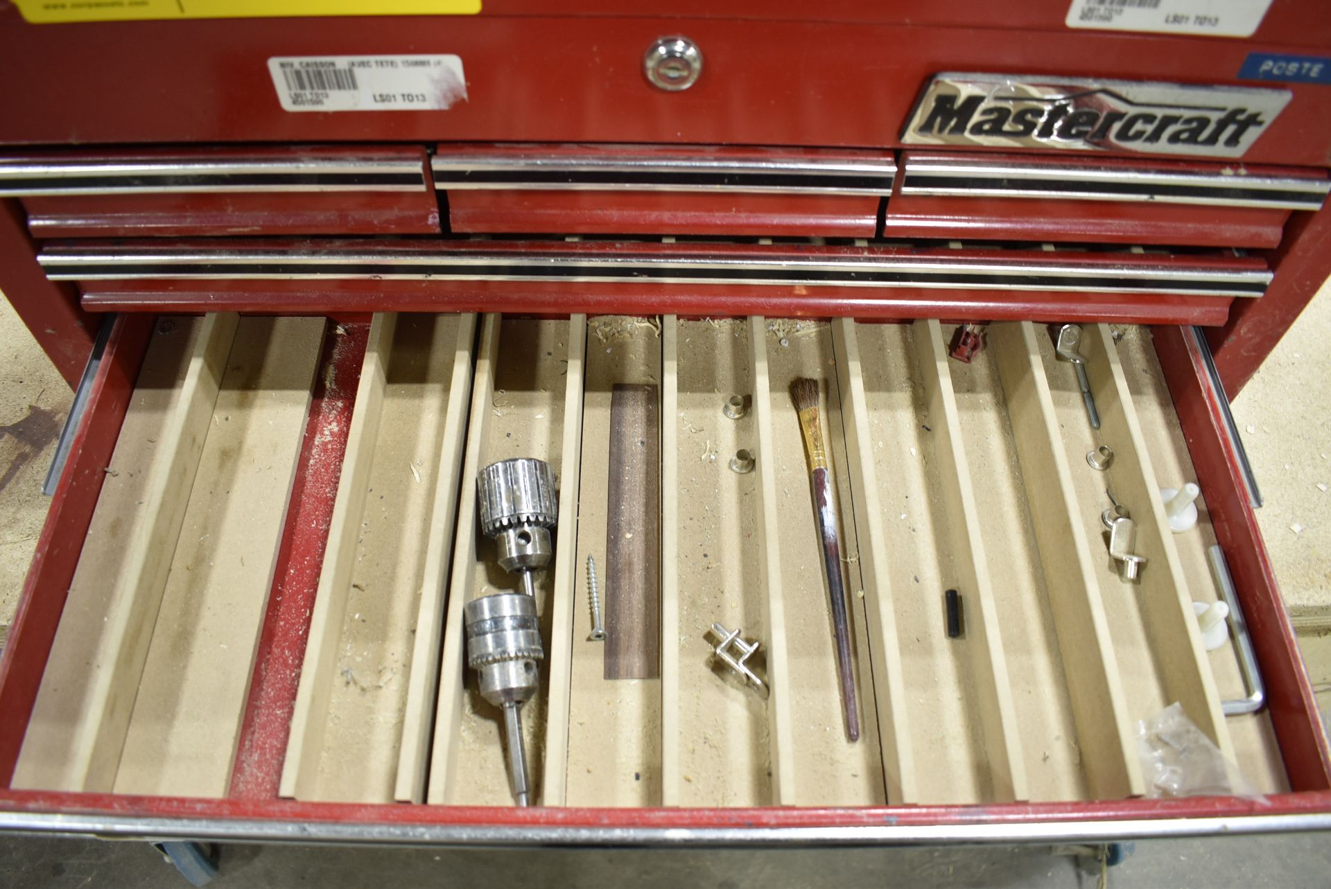 LOT/ MASTERCRAFT TOOLBOX WITH CONTENTS CONSISTING OF DRILL CHUCKS AND SUPPLIES [RIGGING FEE FOR - Image 3 of 4
