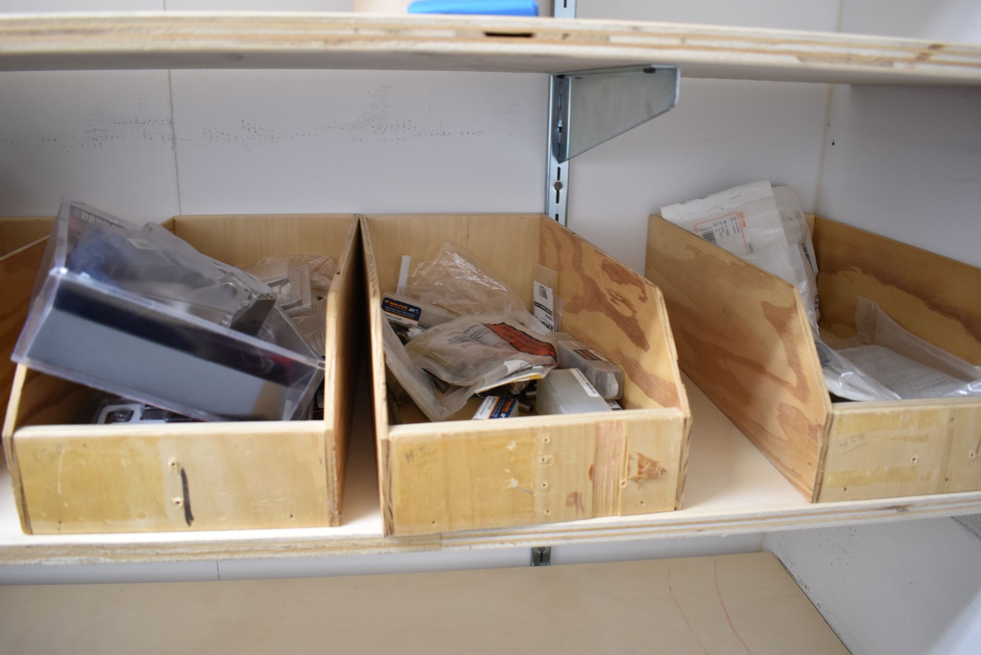 LOT/ CONTENTS OF SUPPLY CLOSET CONSISTING OF DESKTOP COMPUTER, PAPER SHREDDER, TOOLING AND SAW - Image 3 of 6