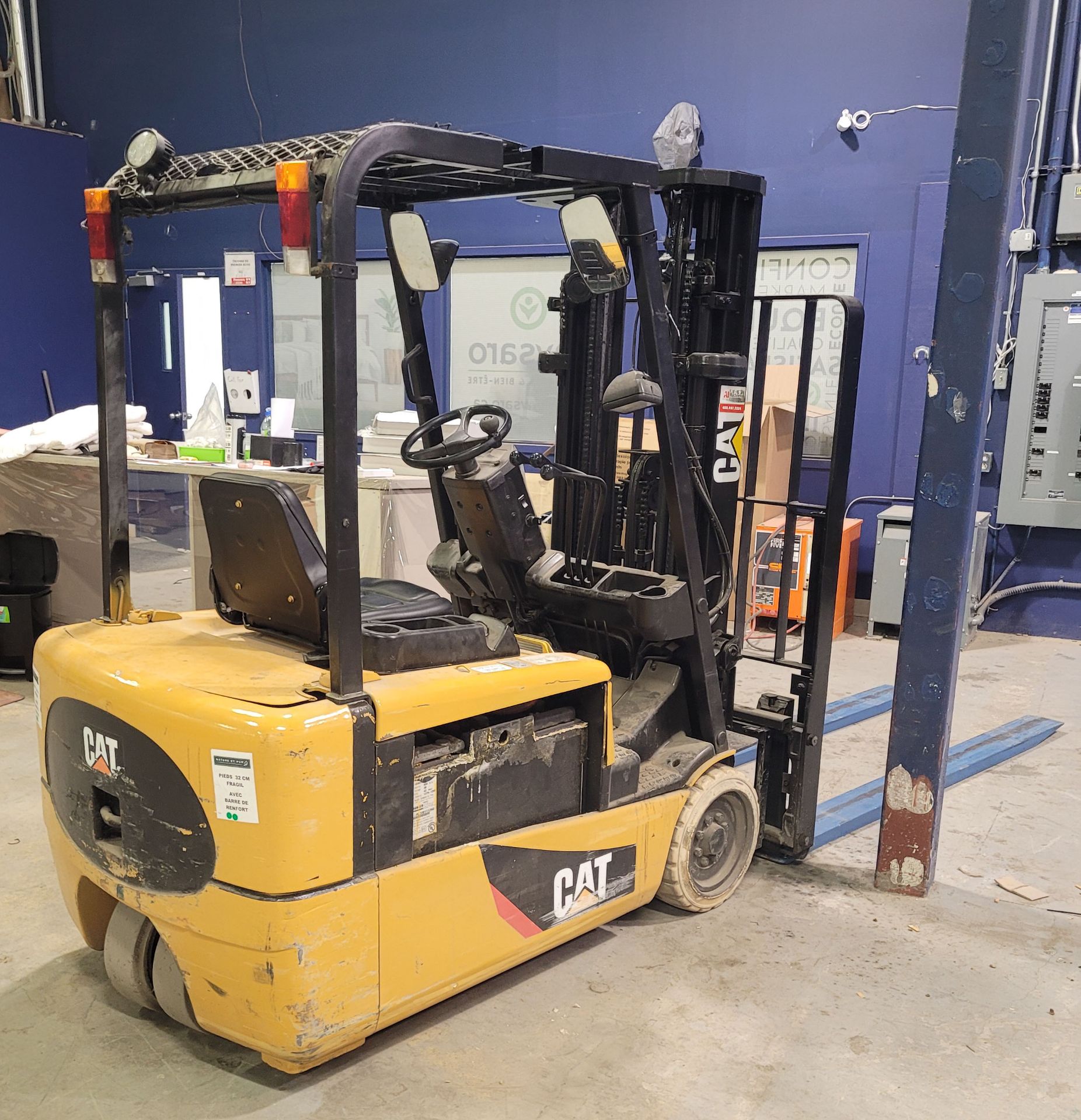 MITSUBISHI CATERPILLAR EP20KT 36V 3,950 LB CAPACITY ELECTRIC FORKLIFT WITH 188" MAXIMUM VERTICAL - Image 6 of 12