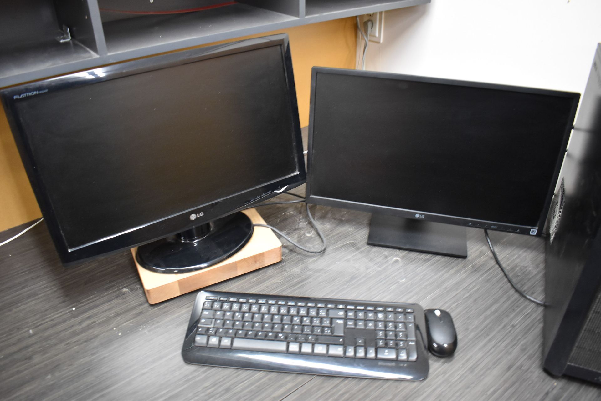 LOT/ ANTEC DESKTOP COMPUTER WITH (2) LG MONITORS, KEYBOARD AND MOUSE [RIGGING FEE FOR LOT #162 - $ - Image 4 of 4