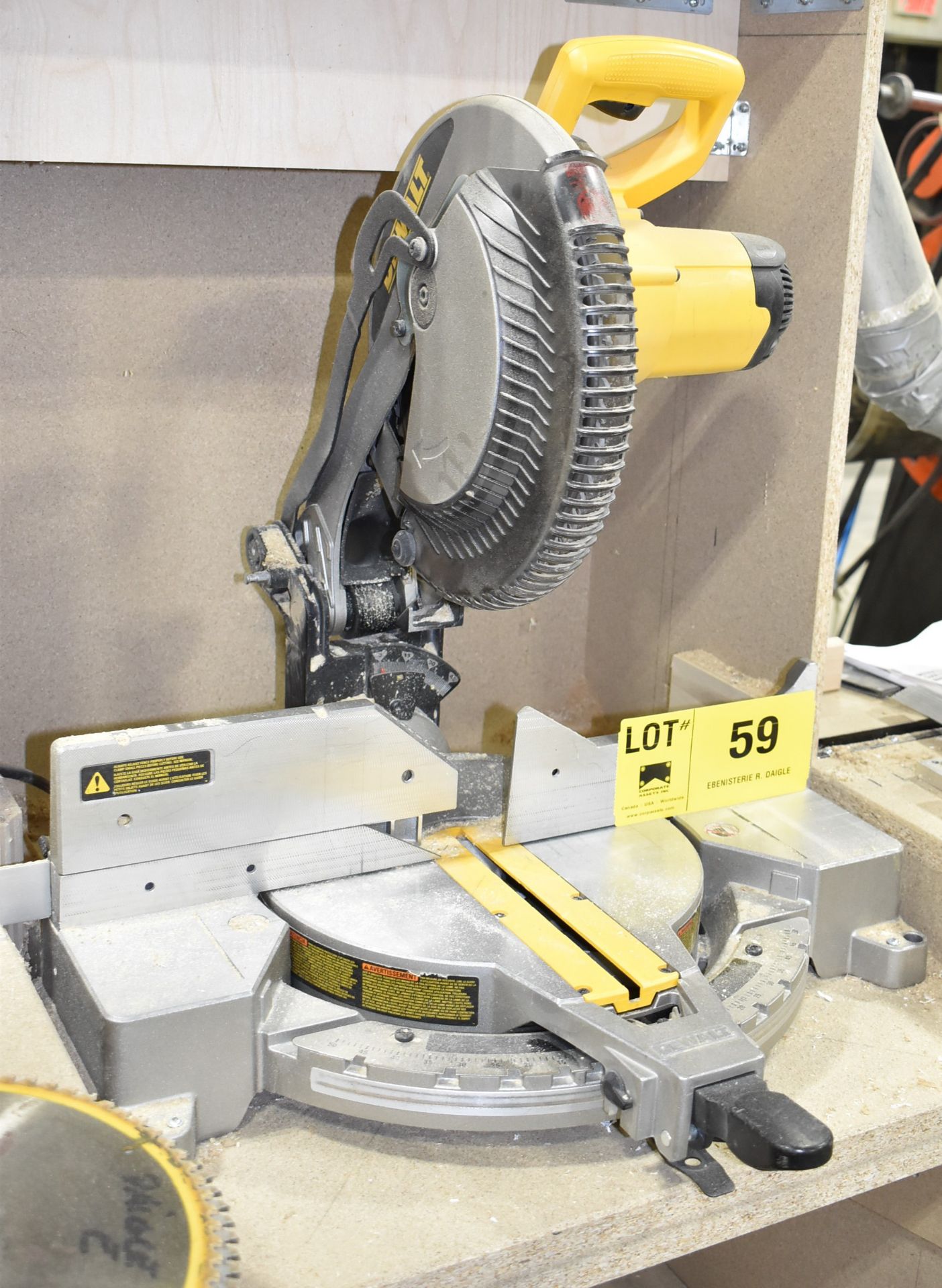 LOT/ DEWALT DW715 12" COMPOUND MITRE SAW WITH MANUAL LENGTH GAUGE, BLADES AND WORKBENCH [RIGGING FEE - Image 2 of 4