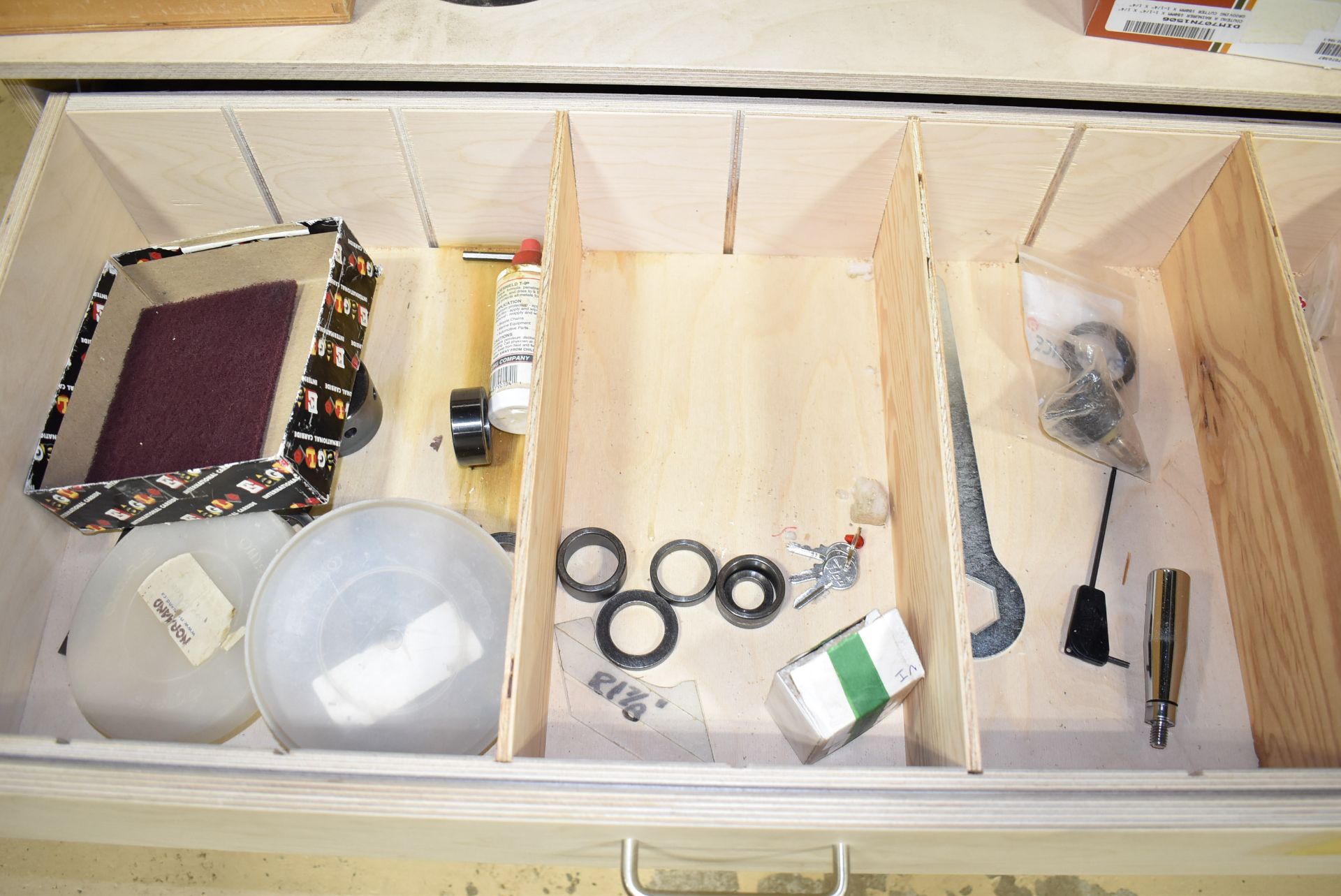 LOT/ CABINET WITH CONTENTS CONSISTING OF CUTTERS, SHAPER ACCESSORIES AND POWERFEED COMPONENTS [ - Image 5 of 8
