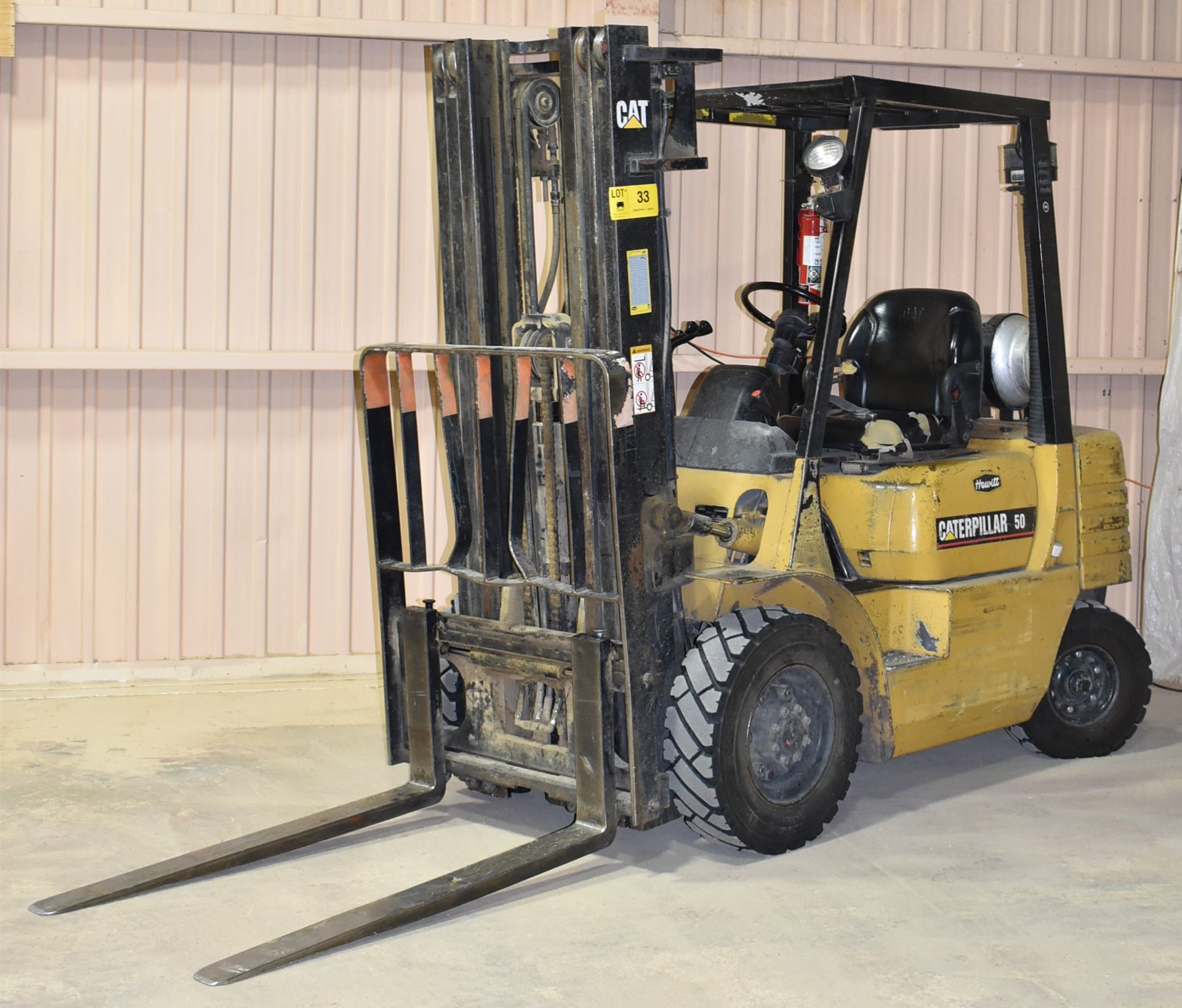 CATERPILLAR GP 25 5,000 LB CAPACITY DUAL-FUEL FORKLIFT WITH 192" MAXIMUM VERTICAL REACH, 13,430