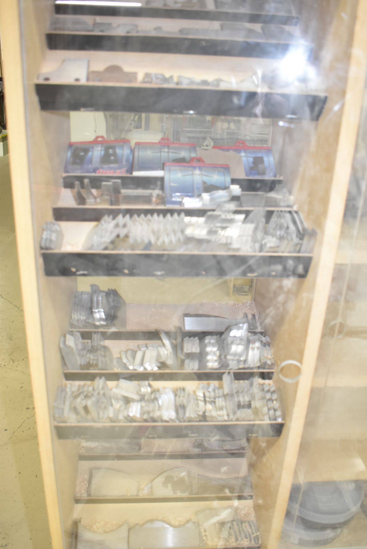 LOT/ CABINET WITH CONTENTS CONSISTING OF CUTTERS, SHAPER ACCESSORIES AND POWERFEED COMPONENTS [ - Image 4 of 8