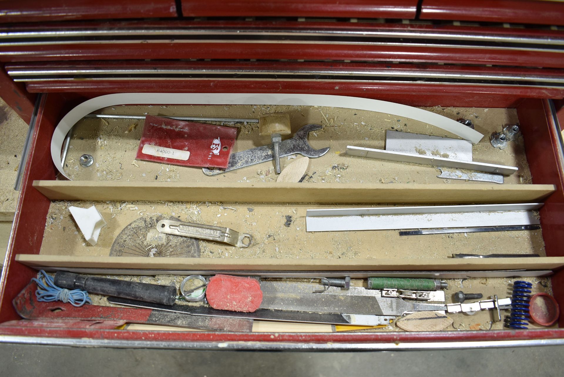 LOT/ MASTERCRAFT TOOLBOX WITH CONTENTS CONSISTING OF DRILL CHUCKS AND SUPPLIES [RIGGING FEE FOR - Image 4 of 4